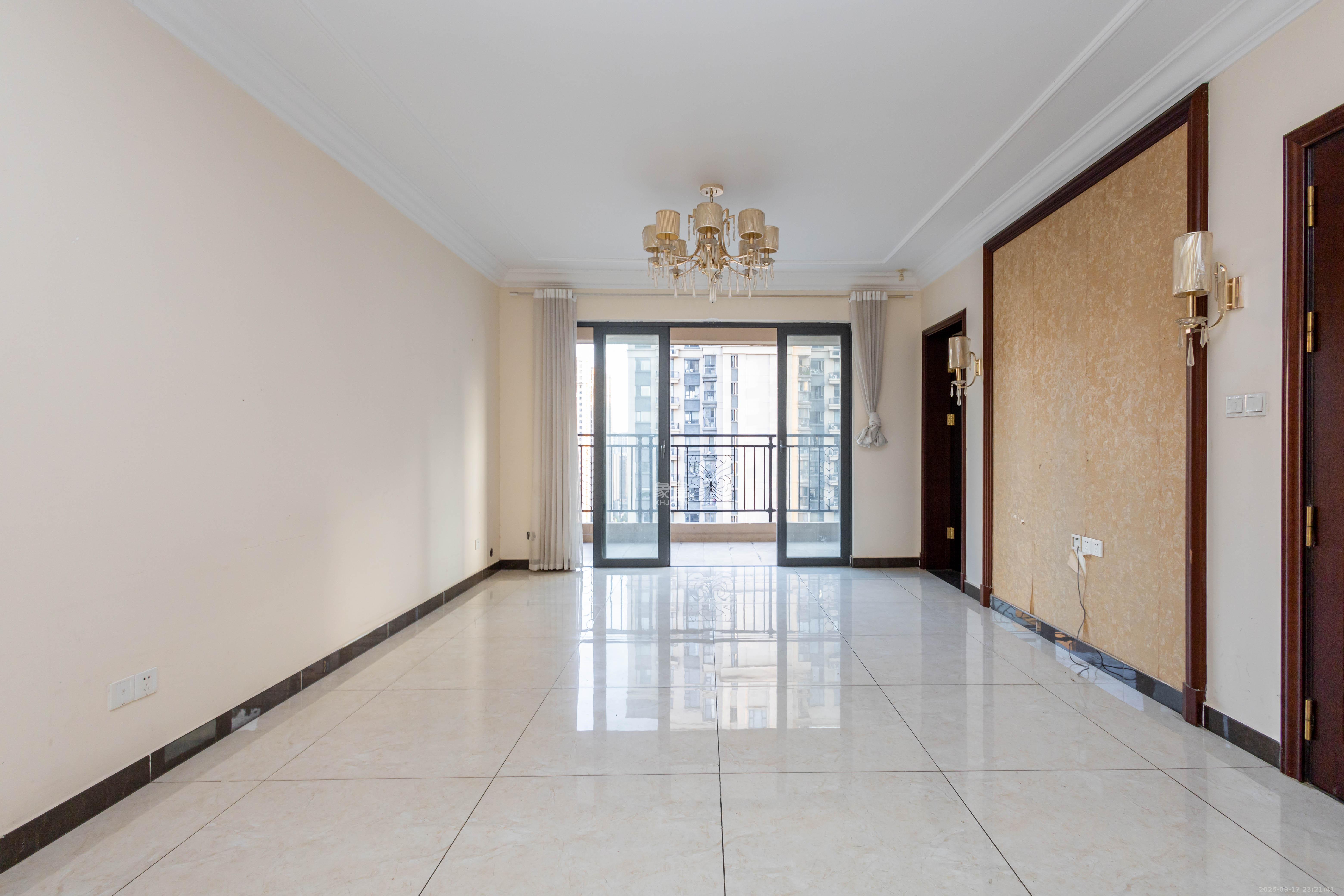 恒大江湾 4室2厅2卫 125.0万 恒大江湾 4室2厅2卫 125.0万客厅