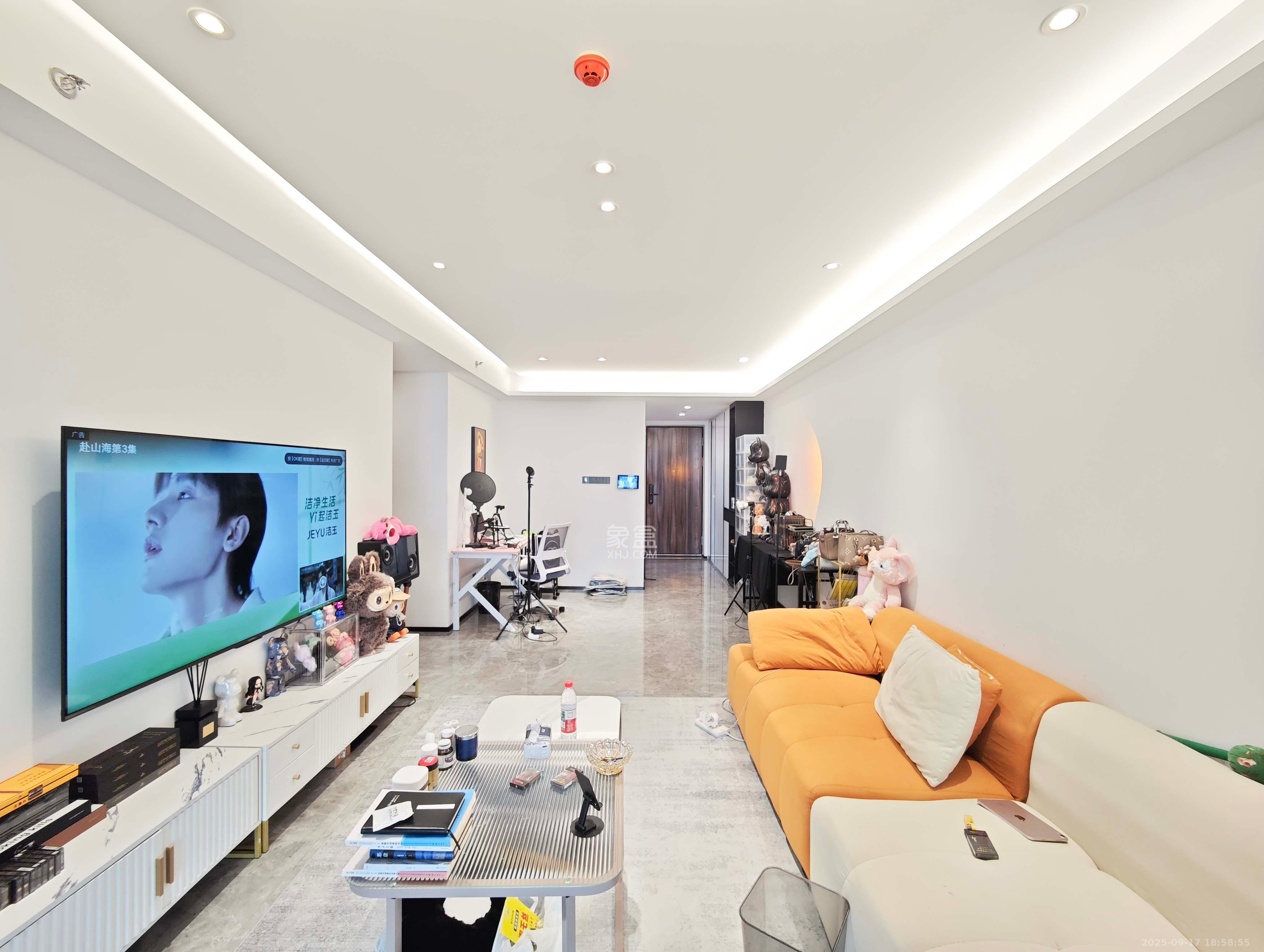 万科魅力之城  3室2厅2卫    93.0万客厅