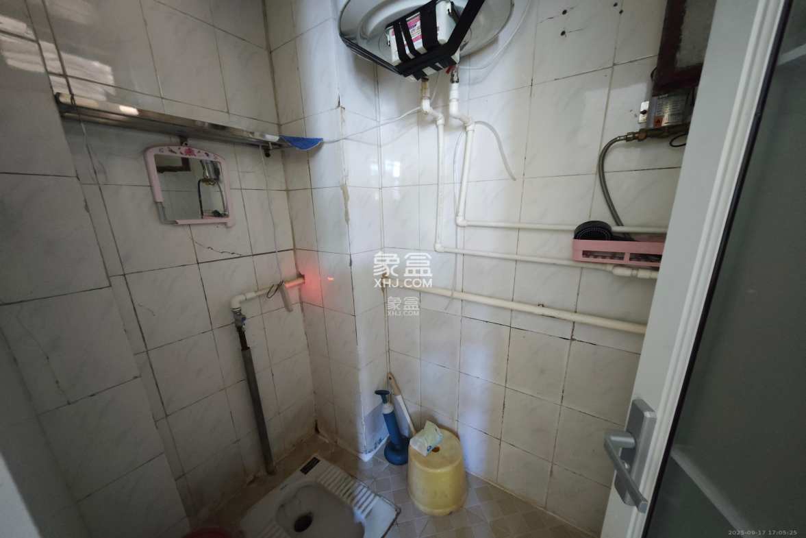 长岭水电八局宿舍 3室1厅1卫 1600.0元/月 长岭水电八局宿舍 3室1厅1卫 1600.0元/月室内图