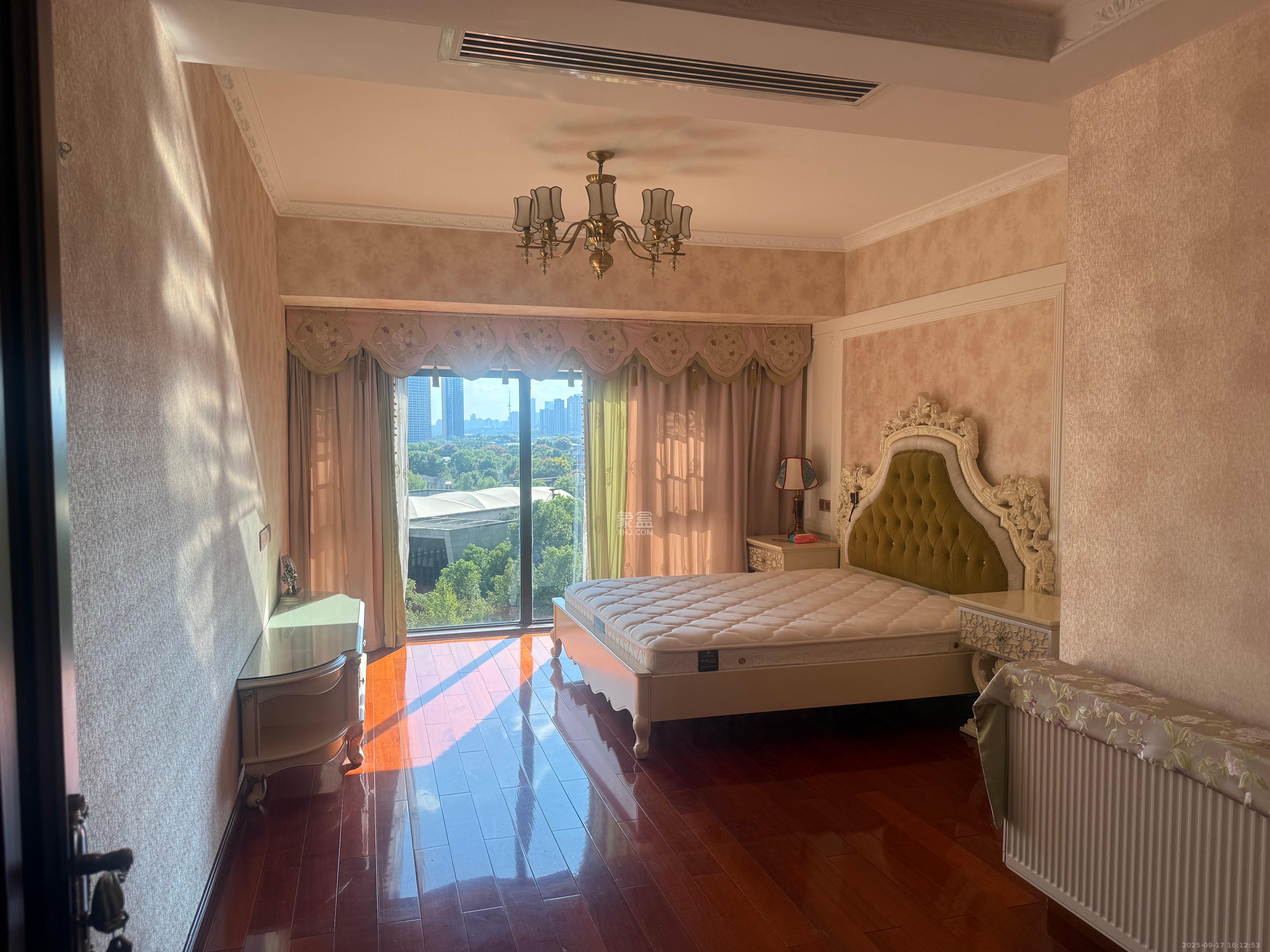 藏珑湖上国际花园 4室2厅2卫 6300.0元/月 藏珑湖上国际花园 4室2厅2卫 6300.0元/月室内图