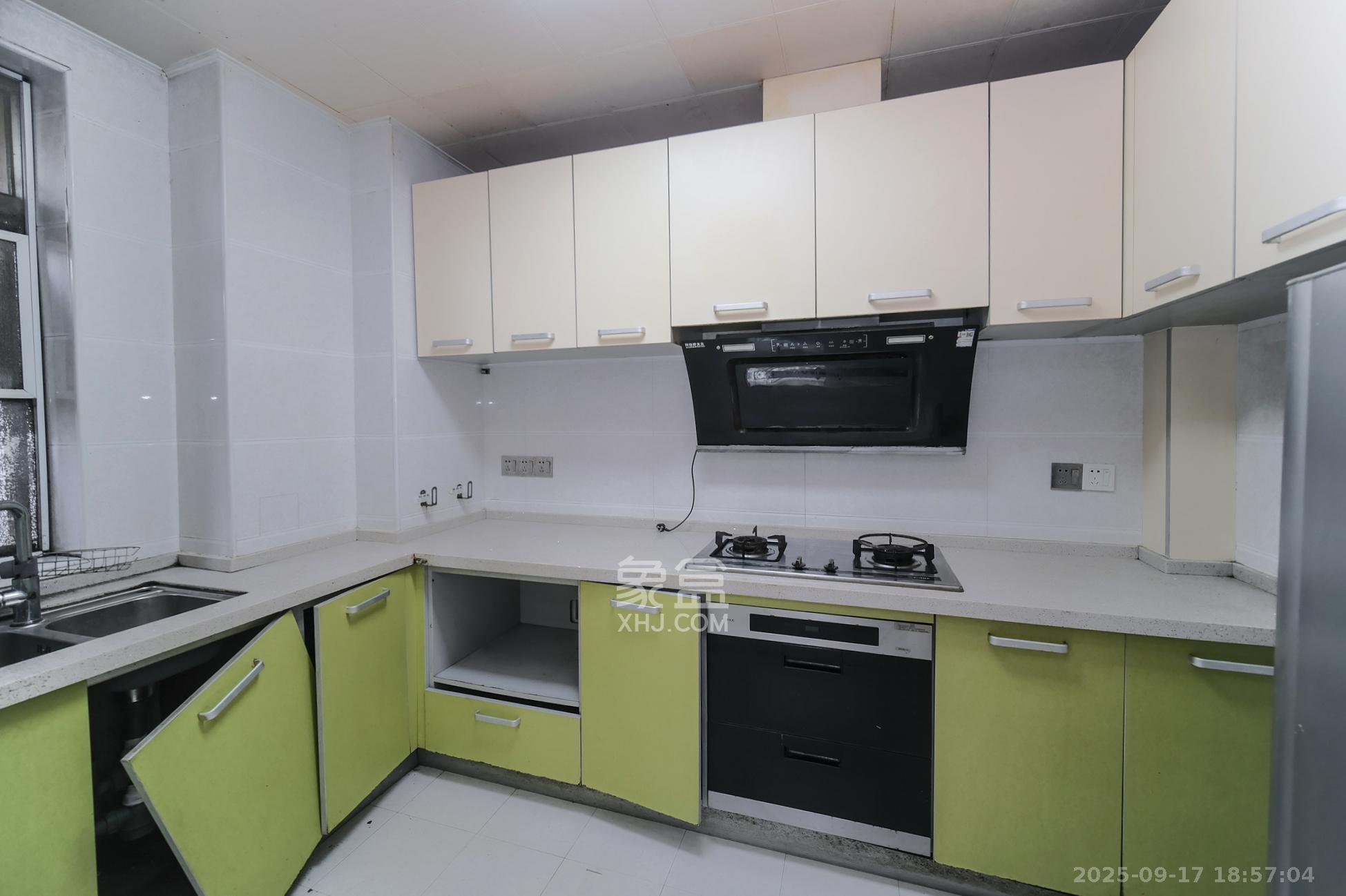 山水湾  4室2厅2卫    71.0万厨房