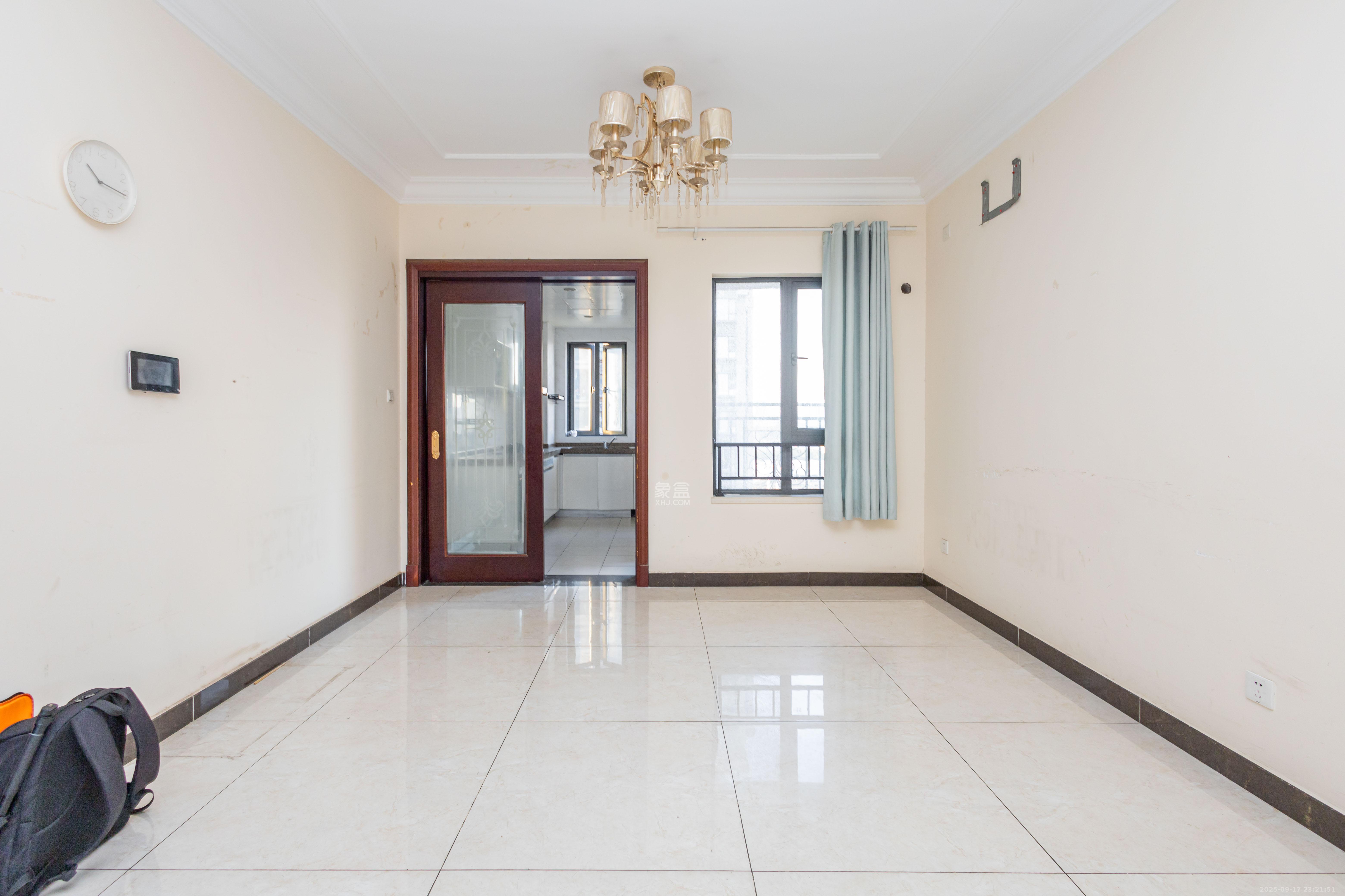 恒大江湾 4室2厅2卫 125.0万 恒大江湾 4室2厅2卫 125.0万客厅