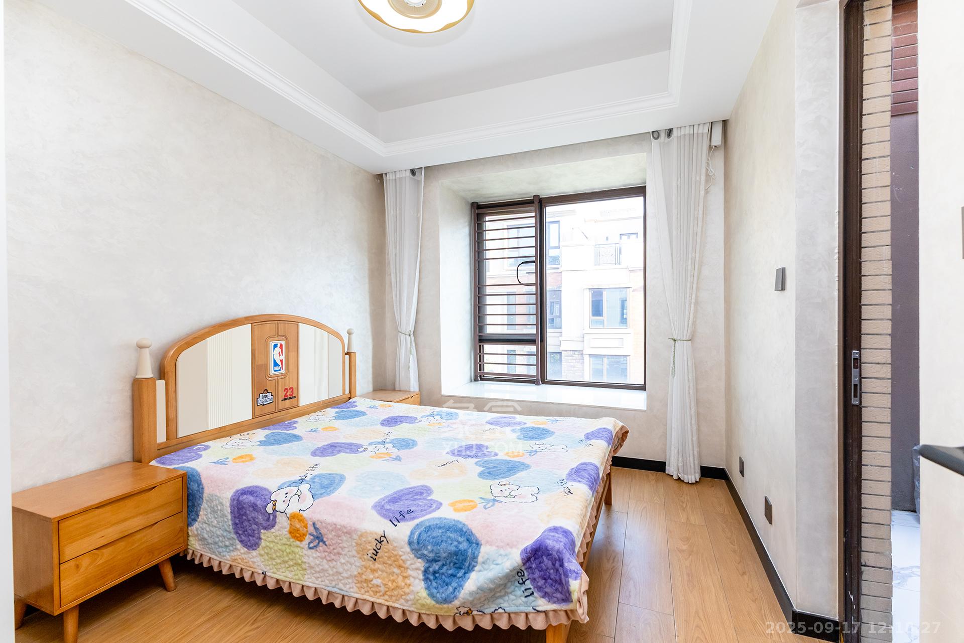 盈峰翠邸  5室2厅4卫    298.0万卧室