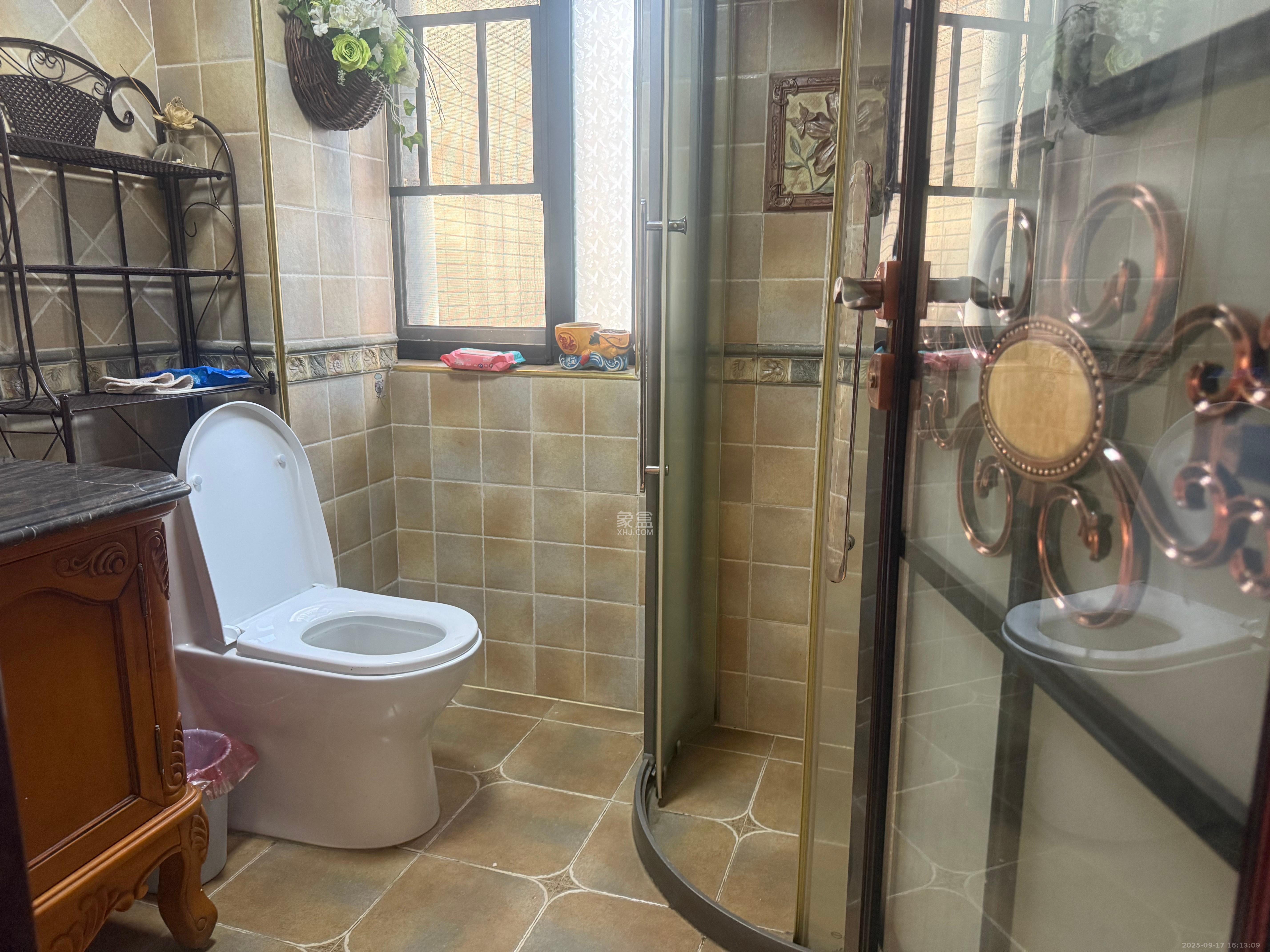 藏珑湖上国际花园 4室2厅2卫 6300.0元/月 藏珑湖上国际花园 4室2厅2卫 6300.0元/月室内图