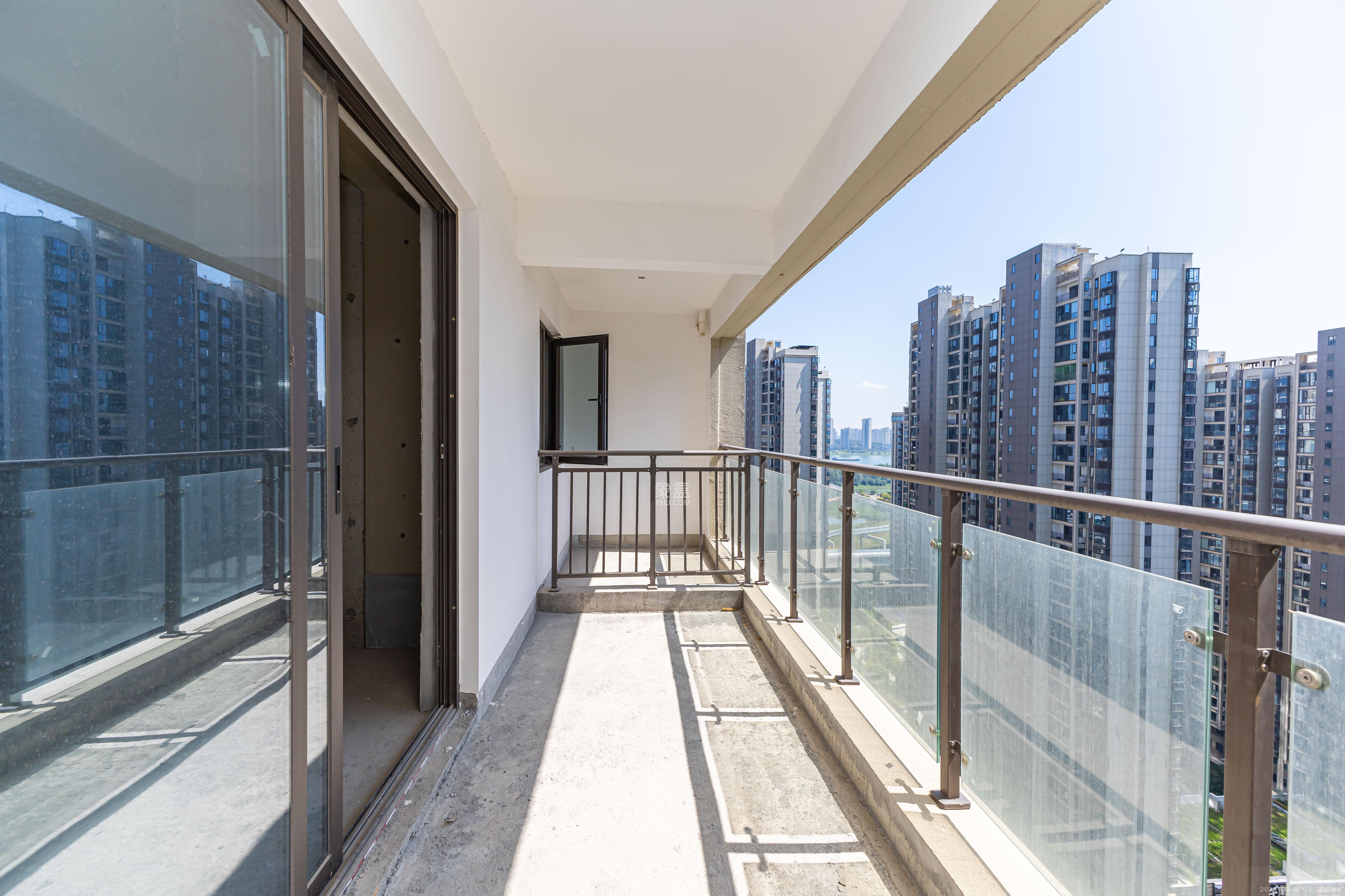 润和湘江天地D区 4室2厅2卫 150.0万 润和湘江天地D区 4室2厅2卫 150.0万阳台