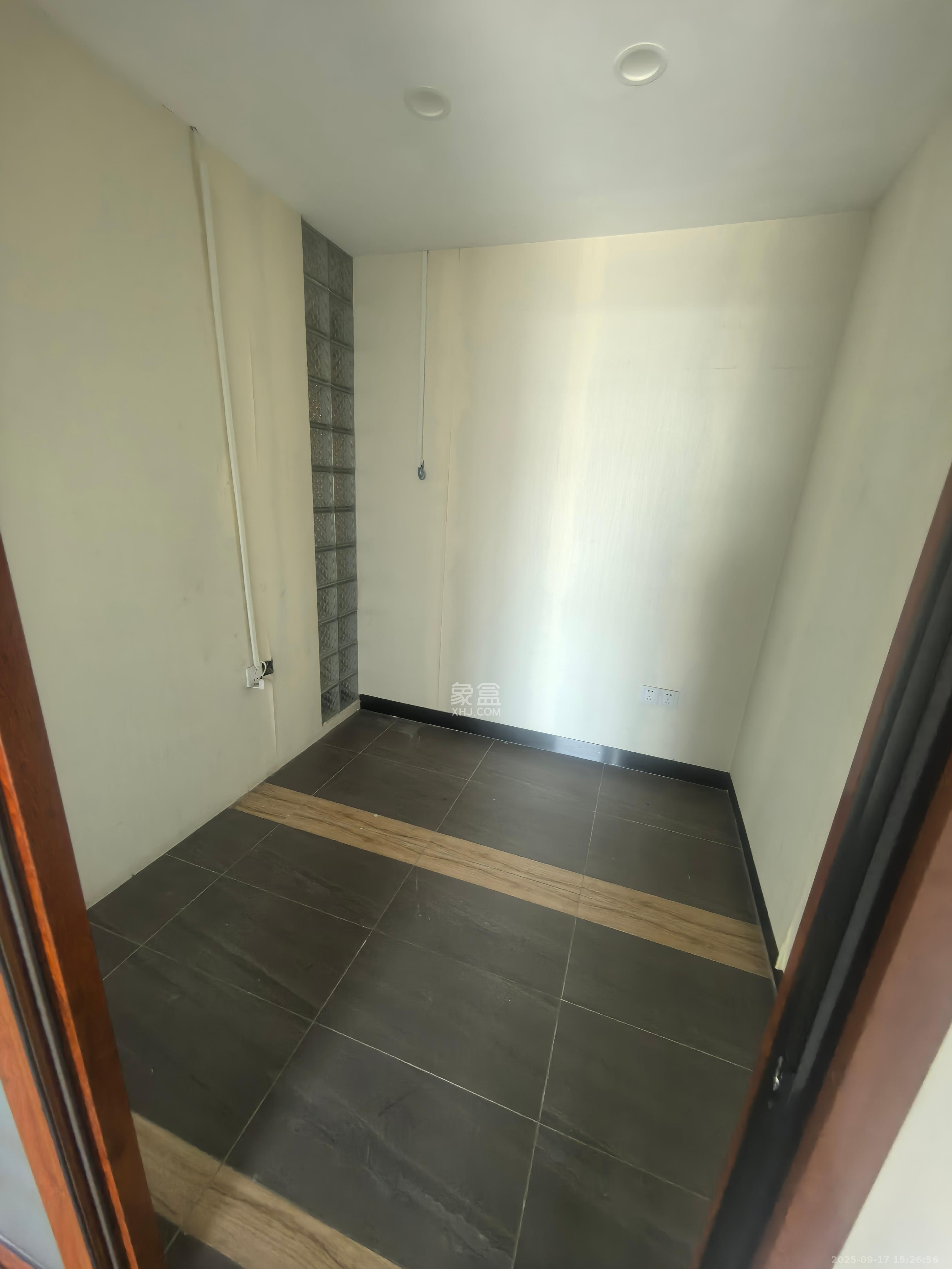 万坤图财富广场   136.0㎡      6900.0元/月室内图