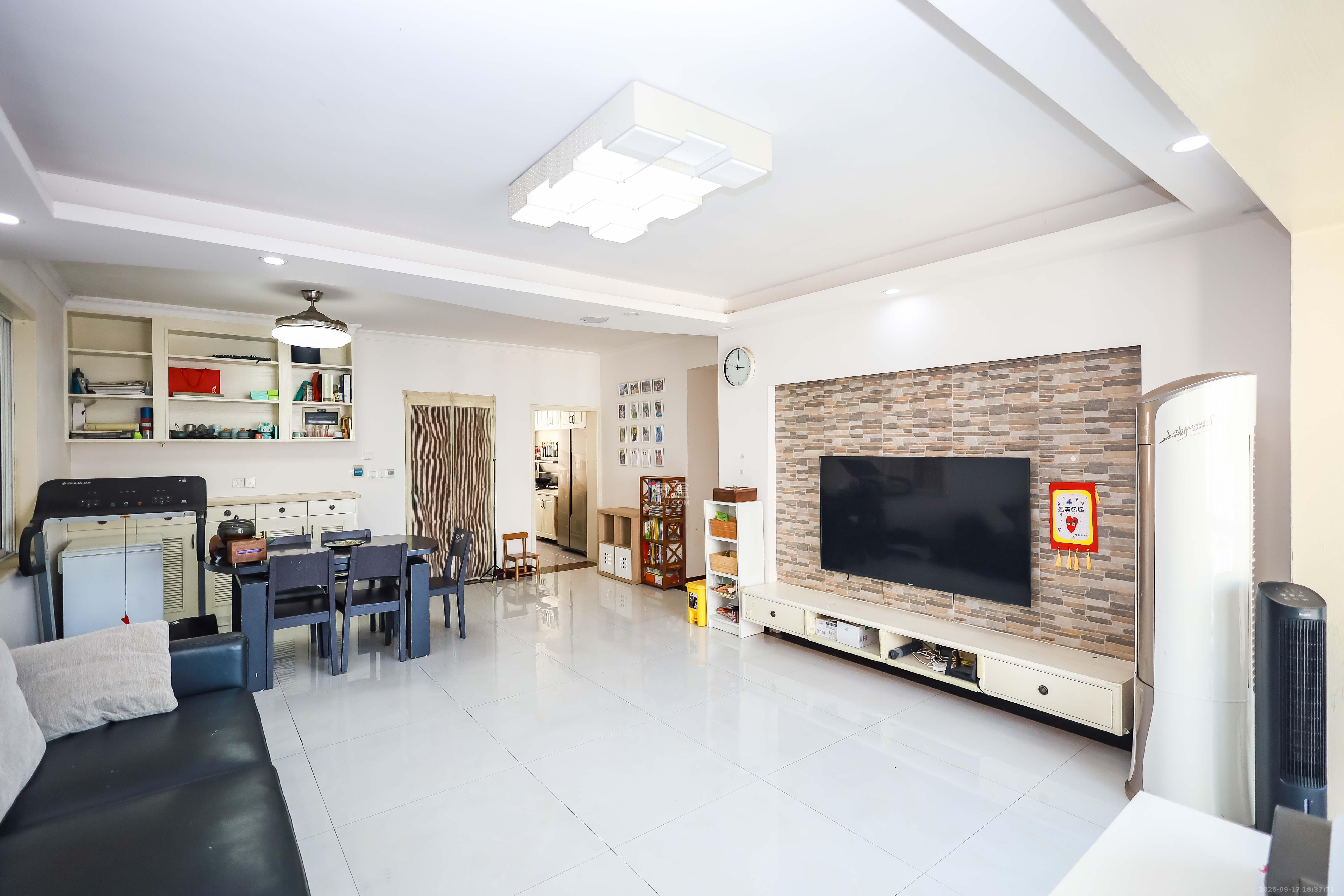 枫雅名苑  3室2厅2卫    136.0万 枫雅名苑  3室2厅2卫    136.0万客厅