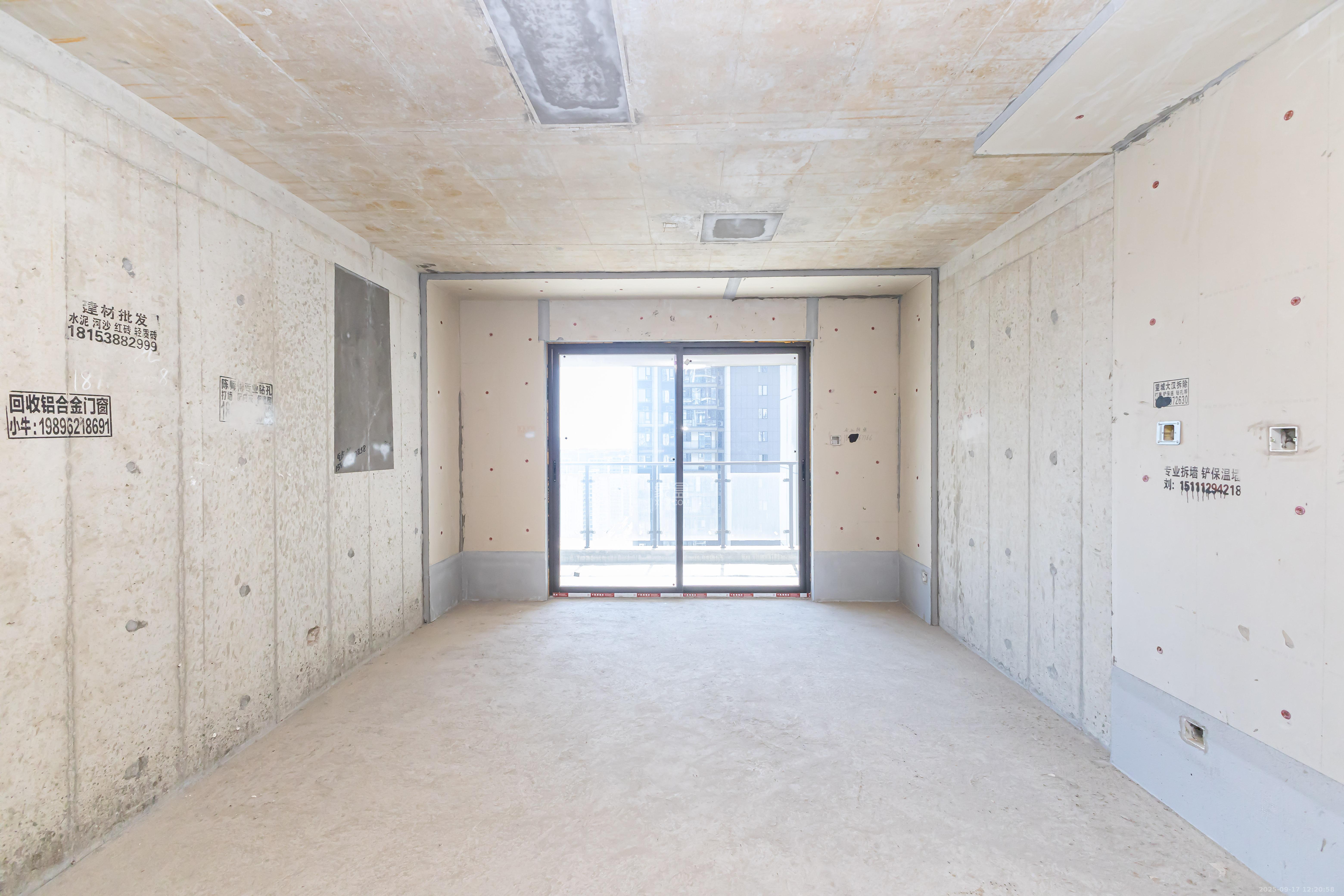 润和湘江天地D区 4室2厅2卫 150.0万 润和湘江天地D区 4室2厅2卫 150.0万客厅