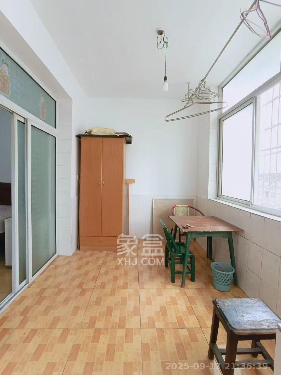 长勘小区  2室1厅1卫    2000.0元/月室内图