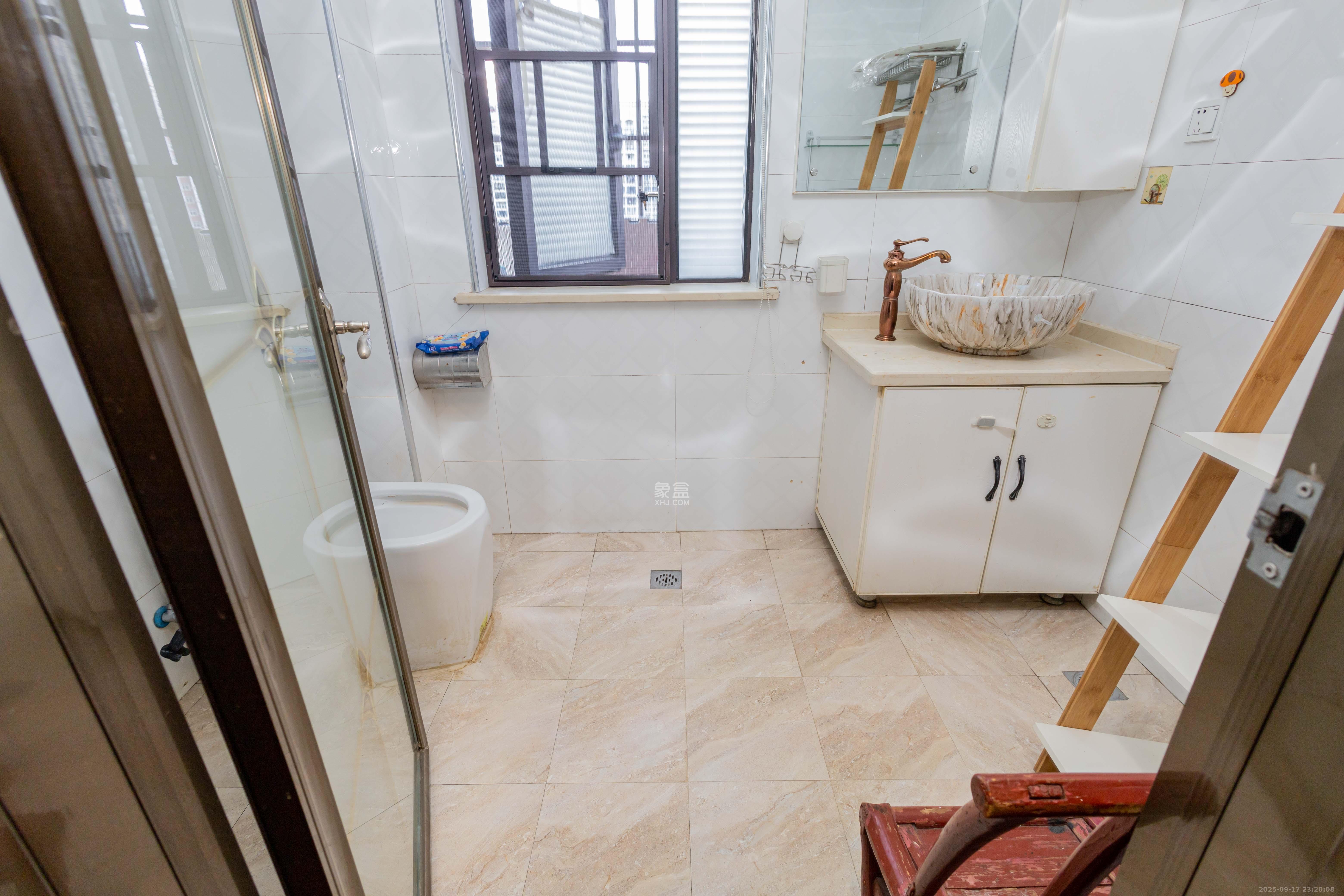 盛隆佳园  4室2厅2卫    126.0万卫生间