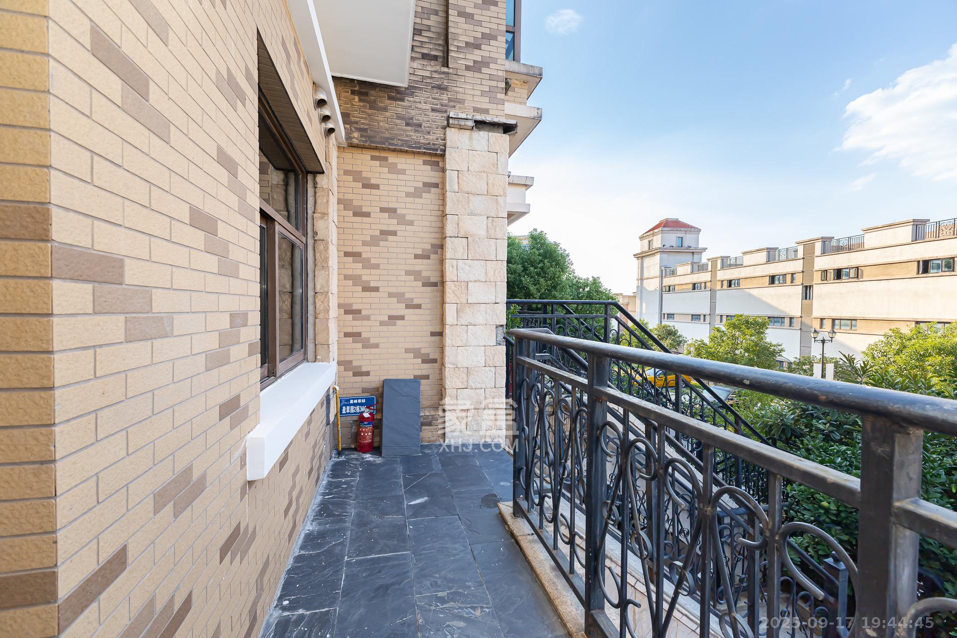 盈峰翠邸 4室2厅3卫 156.0万 盈峰翠邸 4室2厅3卫 156.0万阳台