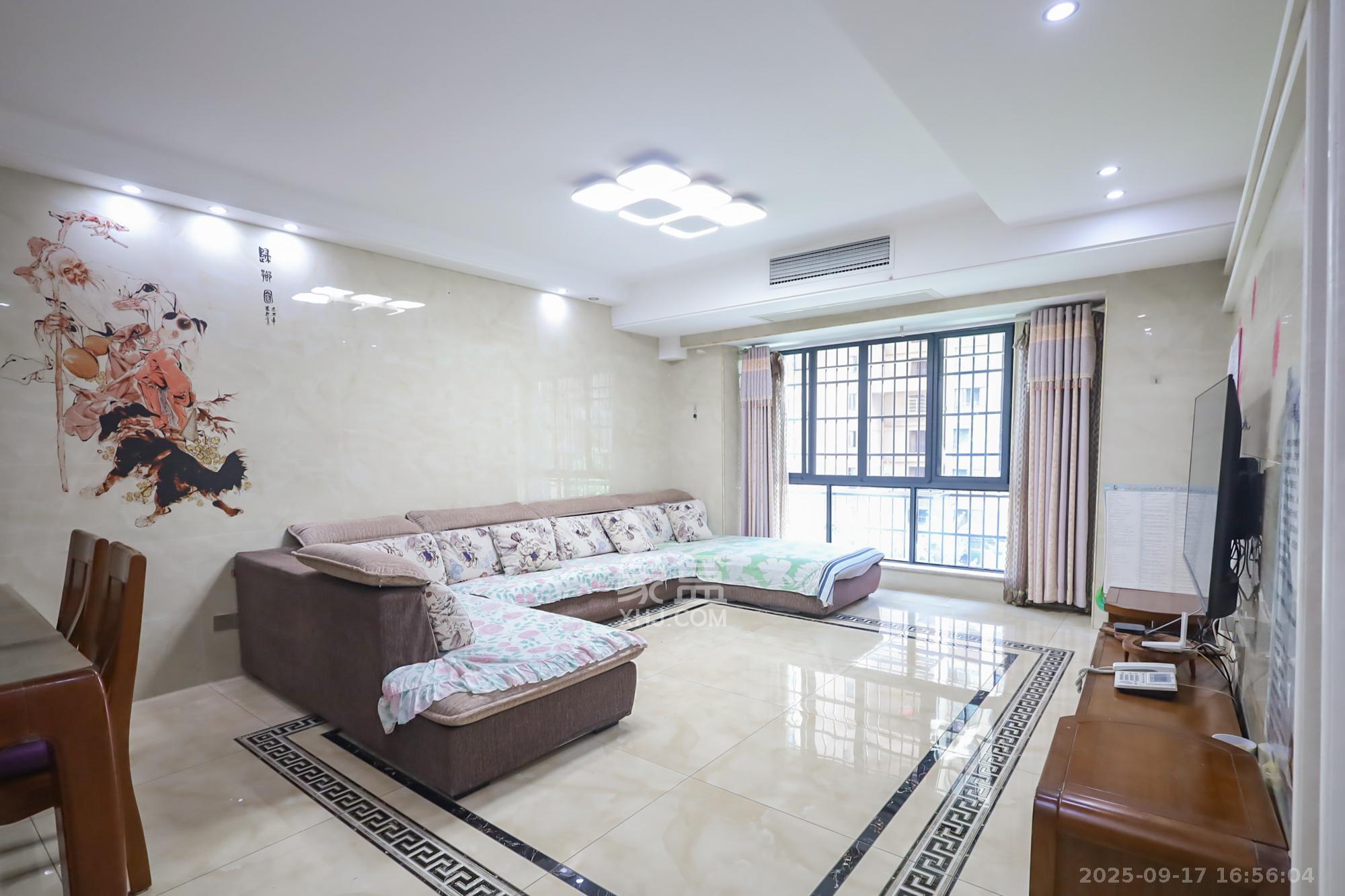 兰亭都荟(璟峰苑) 4室1厅2卫 172.0万 兰亭都荟(璟峰苑) 4室1厅2卫 172.0万客厅