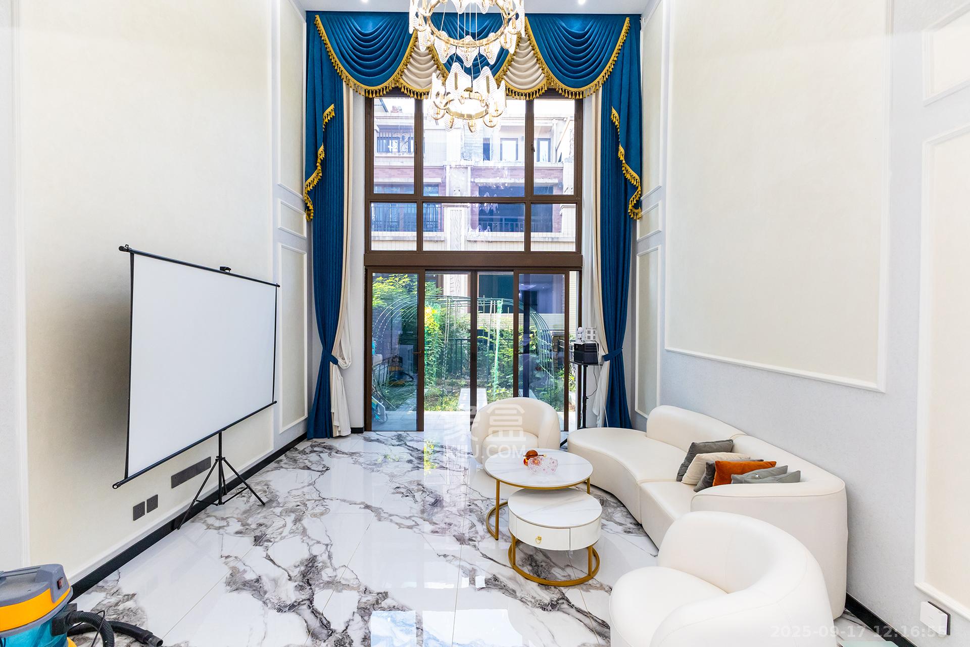 盈峰翠邸 5室2厅4卫 298.0万 盈峰翠邸 5室2厅4卫 298.0万客厅