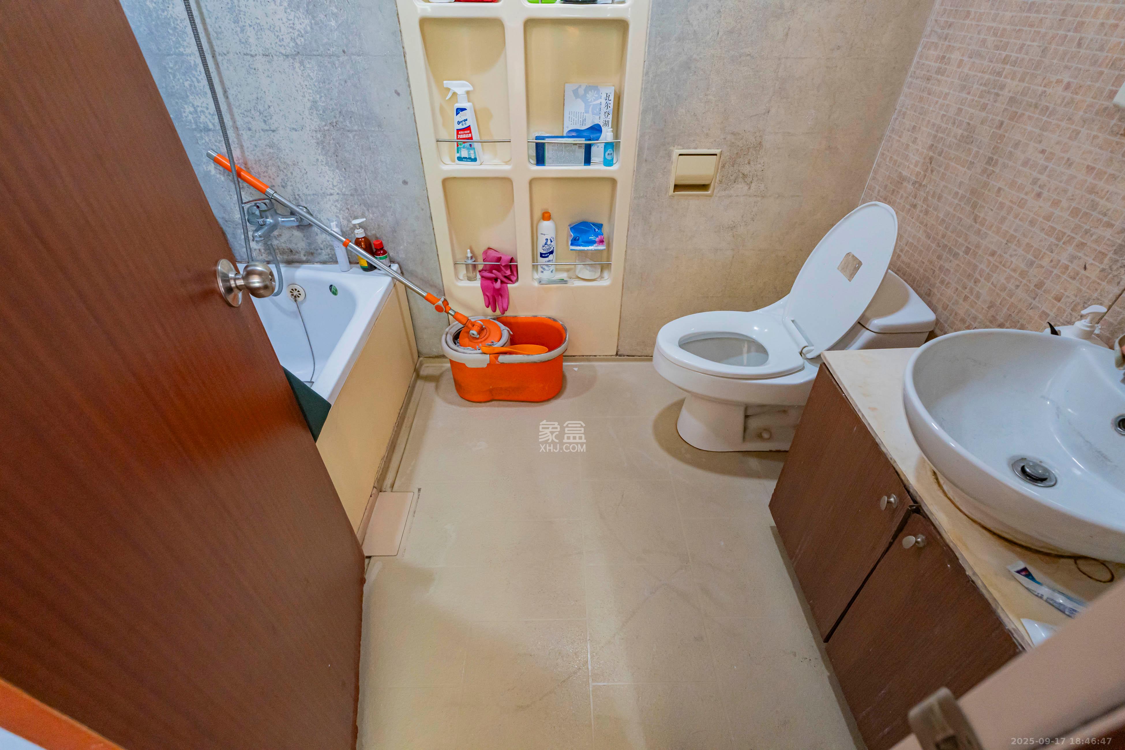 盛世美居荷园  3室2厅1卫    180.0万卫生间