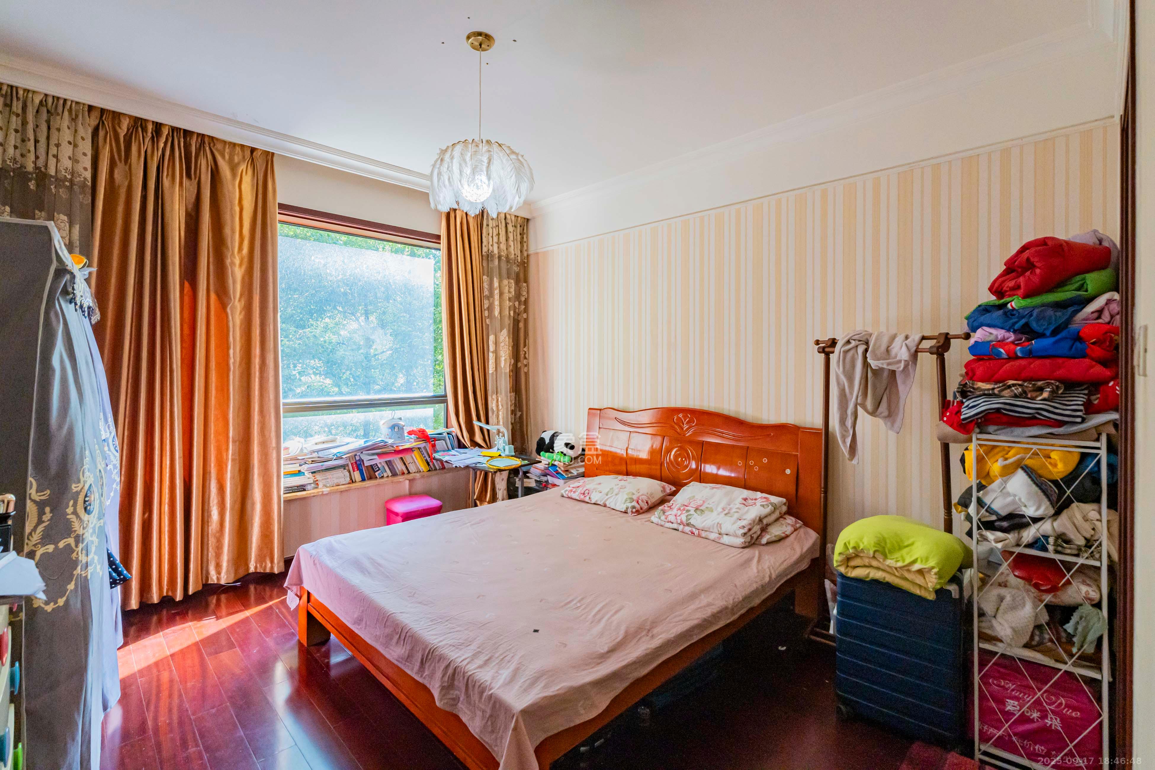 盛世美居荷园  3室2厅1卫    180.0万卧室