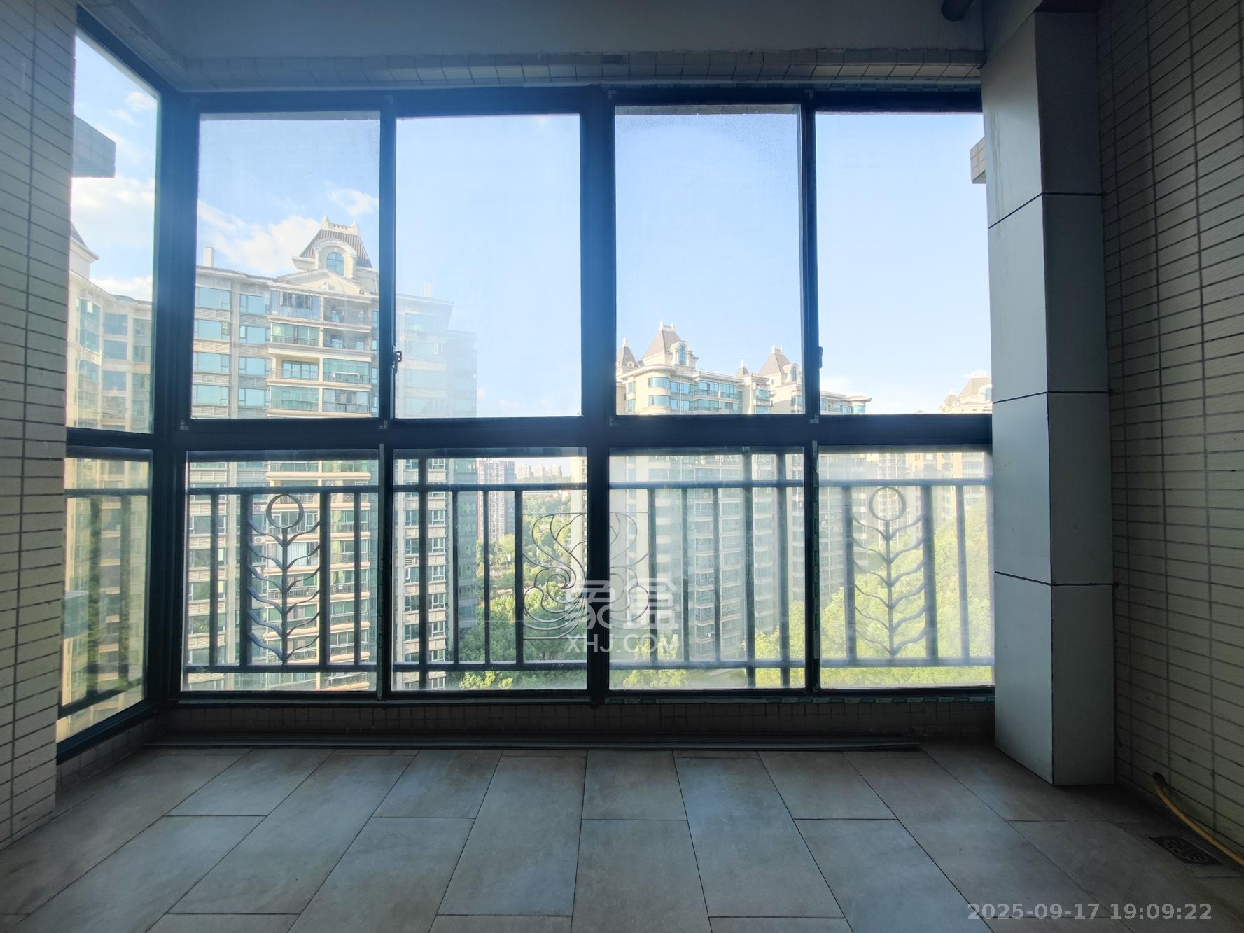 恒大城  4室2厅2卫    126.8万阳台