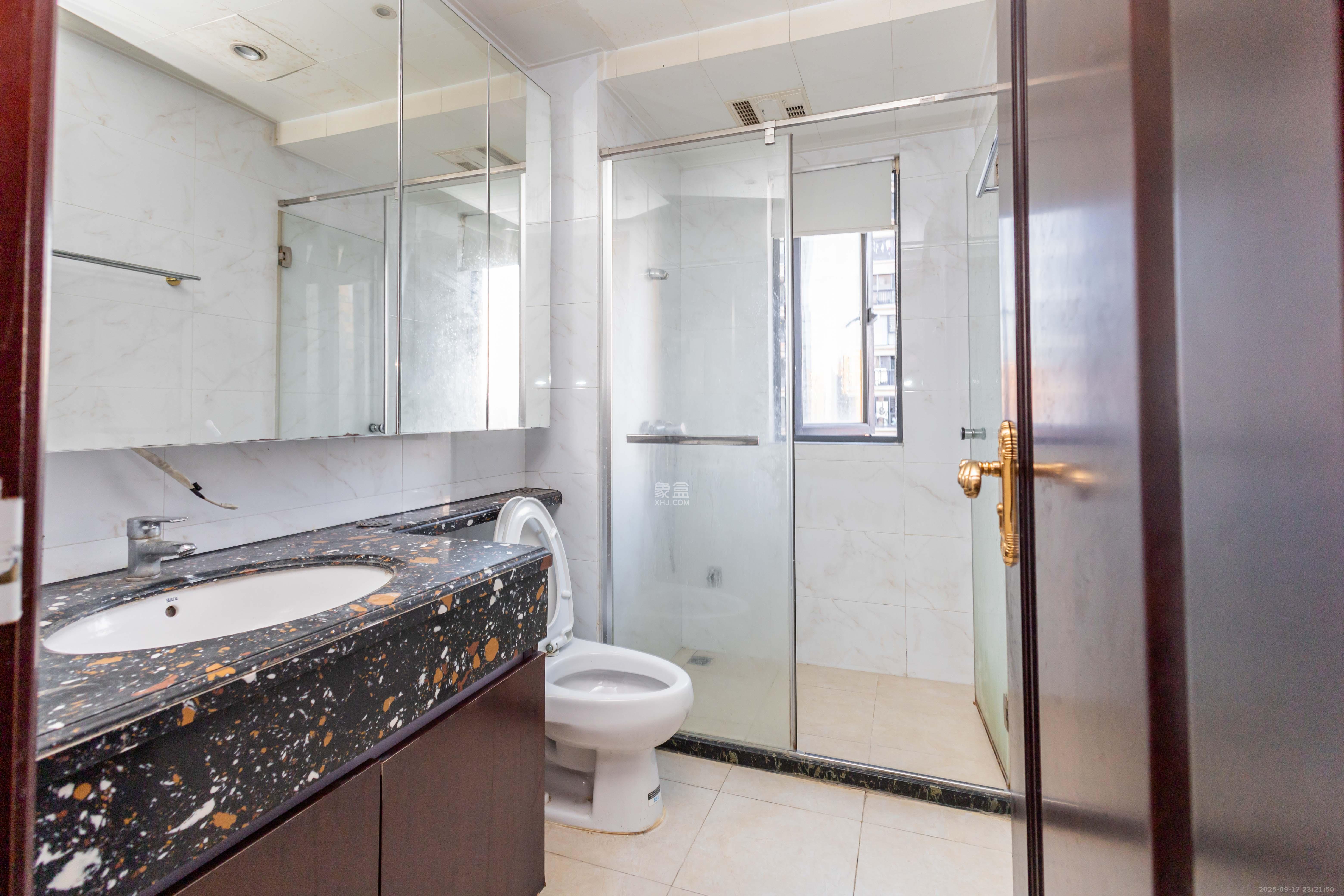 恒大江湾 4室2厅2卫 125.0万 恒大江湾 4室2厅2卫 125.0万卫生间
