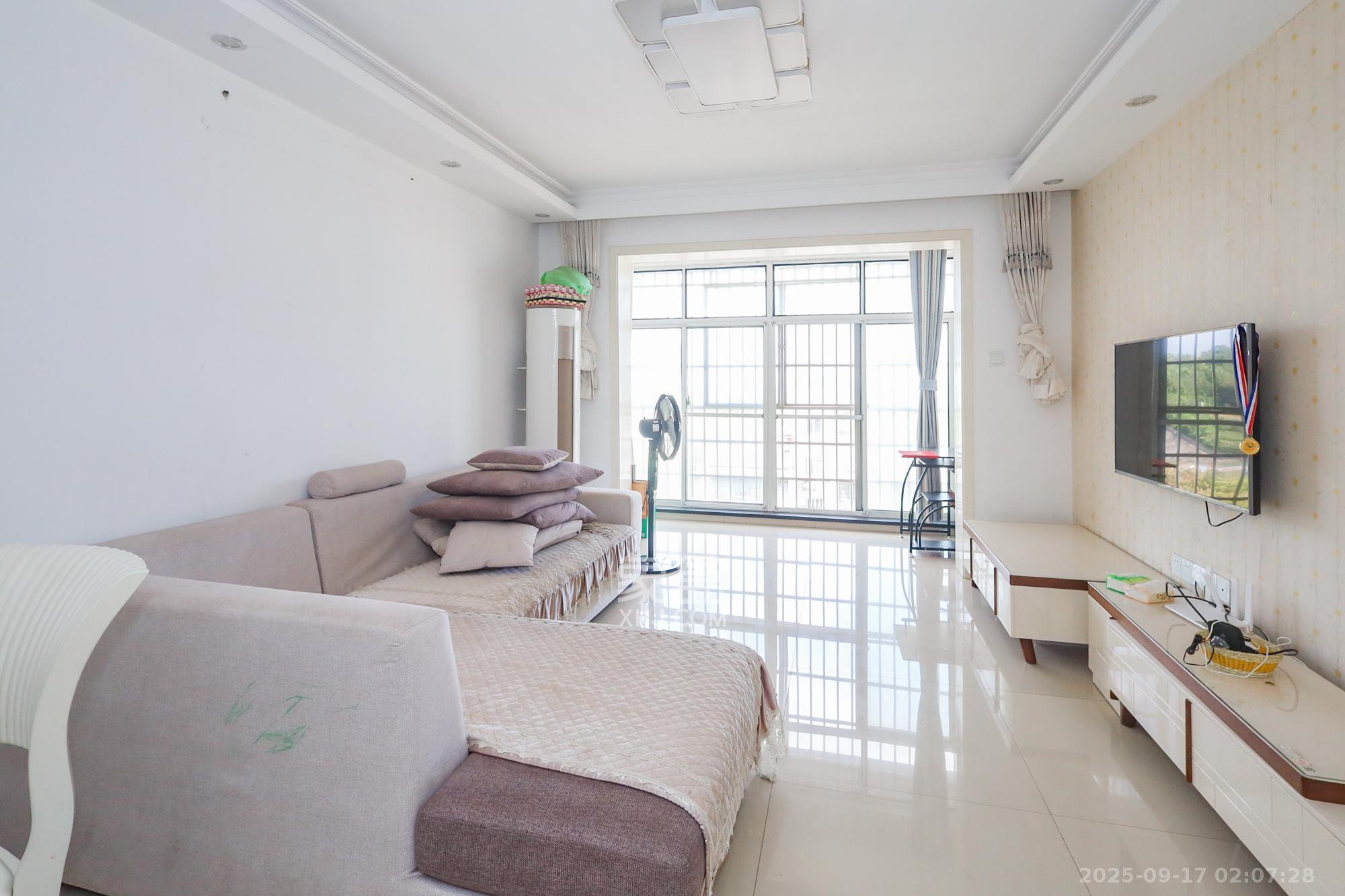 新诚小区 3室2厅1卫 70.0万 新诚小区 3室2厅1卫 70.0万客厅