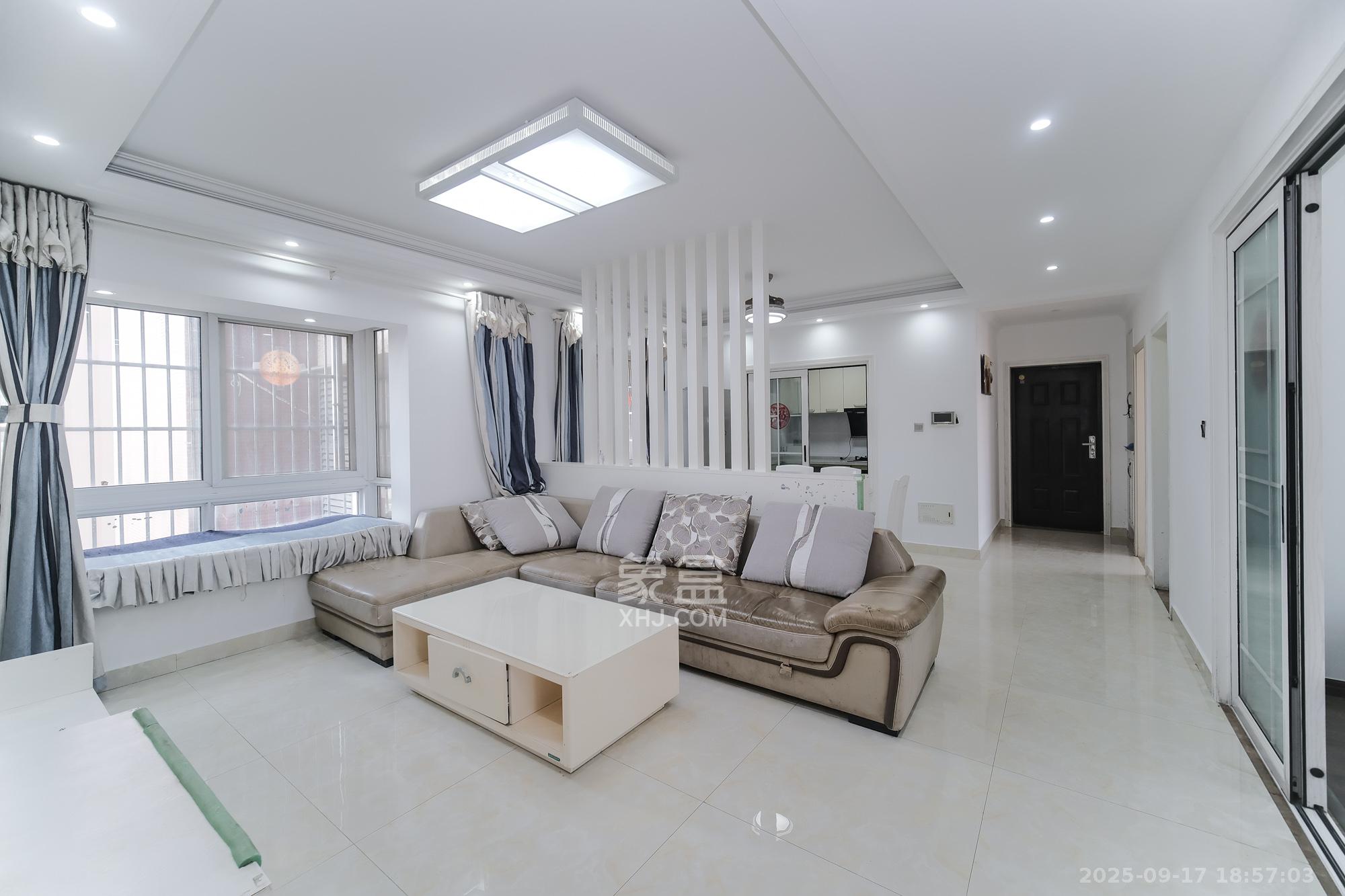 山水湾  4室2厅2卫    71.0万客厅