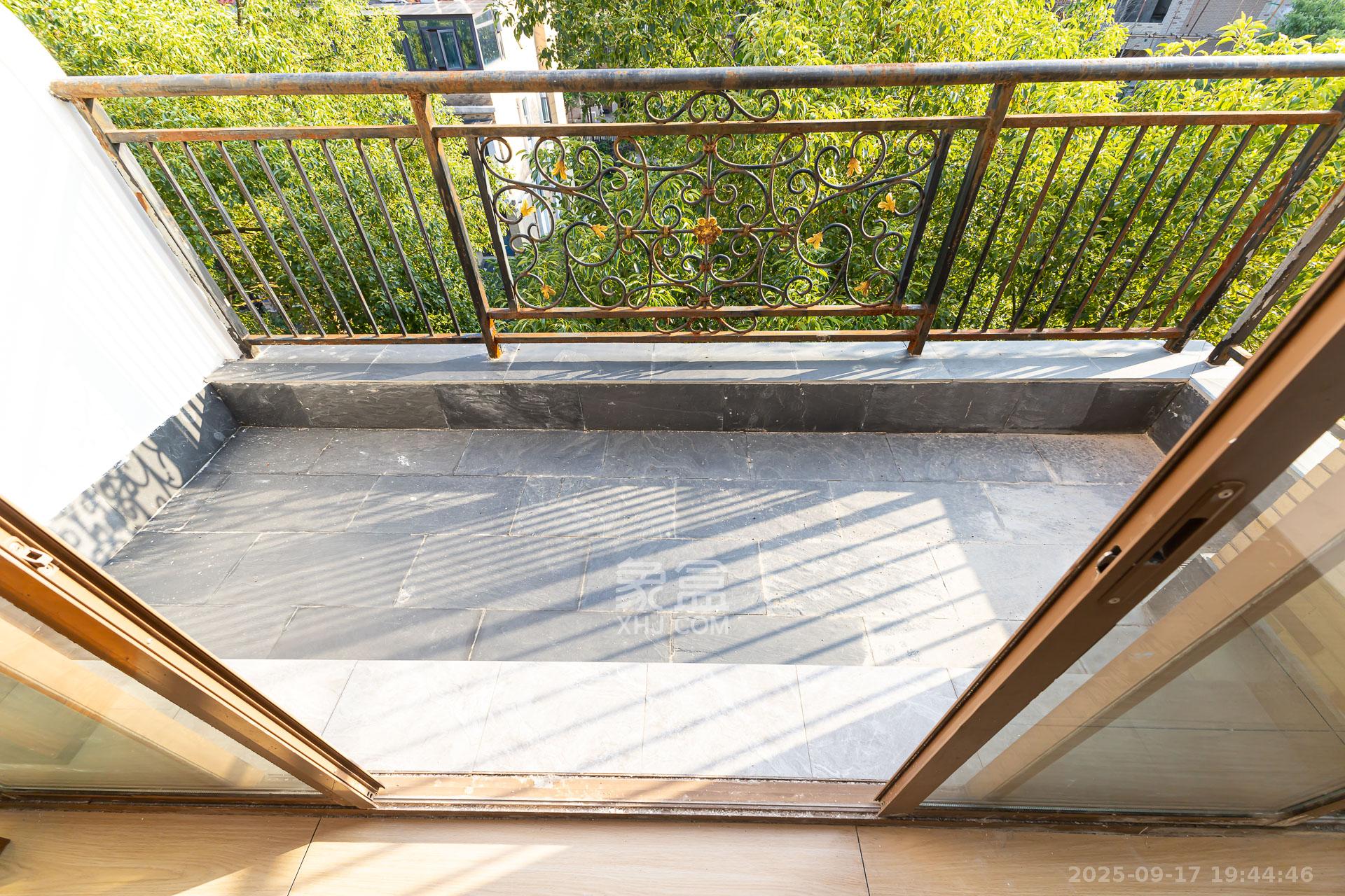 盈峰翠邸 4室2厅3卫 156.0万 盈峰翠邸 4室2厅3卫 156.0万阳台