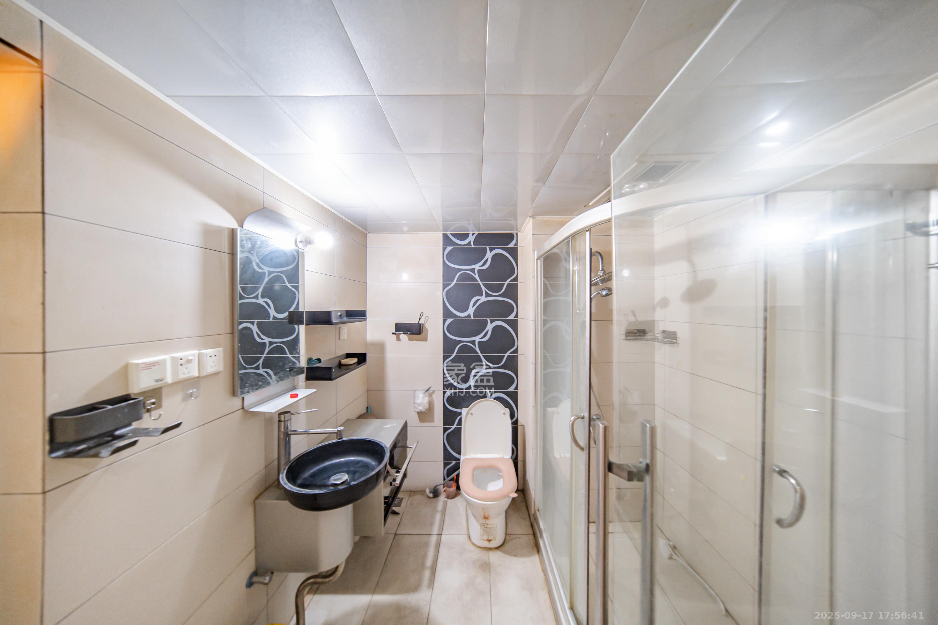 阳光100二期 4室2厅2卫 117.6万 阳光100二期 4室2厅2卫 117.6万卫生间