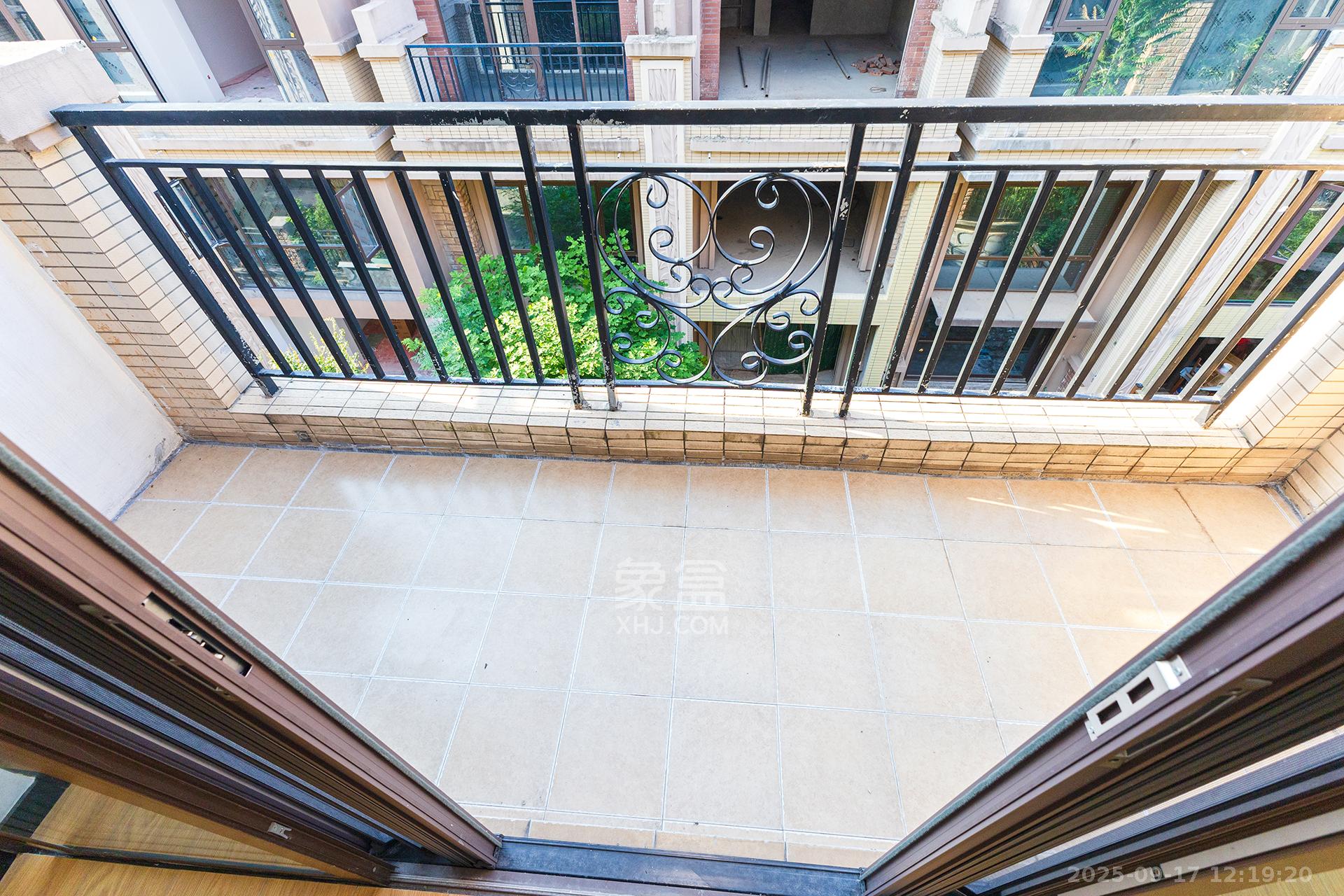 盈峰翠邸  5室2厅4卫    298.0万阳台