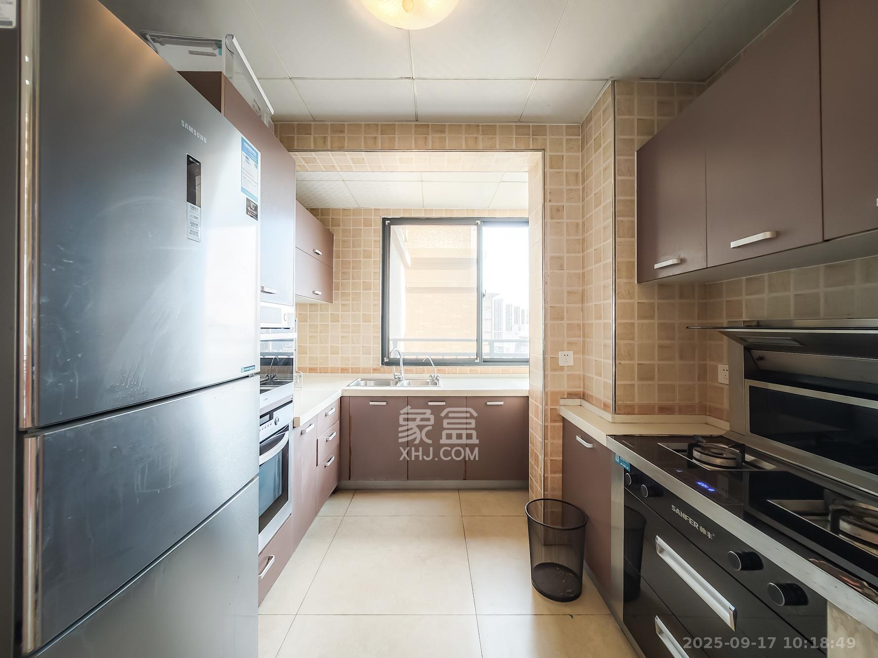 秀峰景园（领秀峰）  3室2厅2卫    75.0万厨房