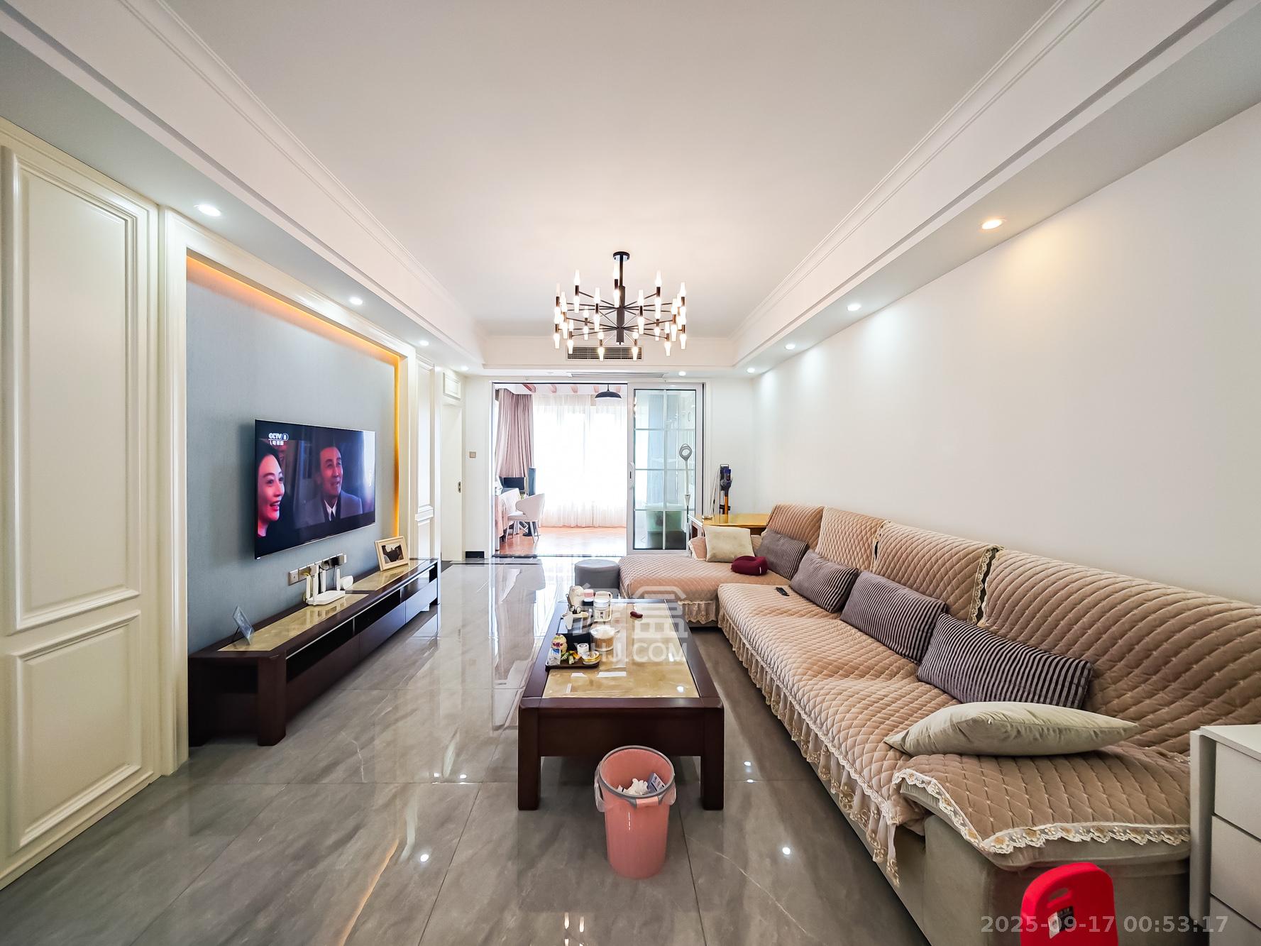 双湾国际(湘江御景花园) 3室2厅2卫 128.0万 双湾国际(湘江御景花园) 3室2厅2卫 128.0万客厅