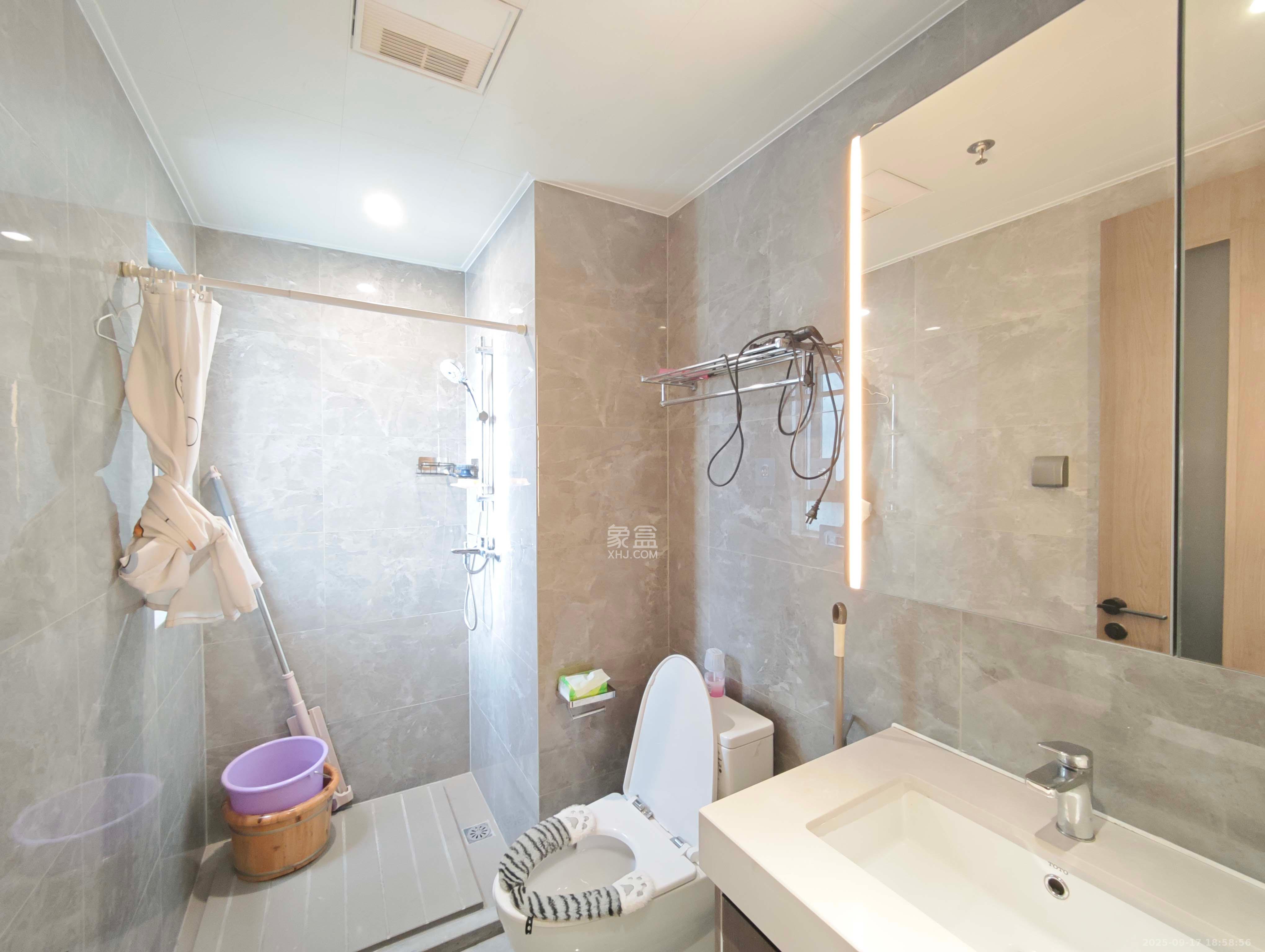 万科魅力之城  3室2厅2卫    93.0万卫生间