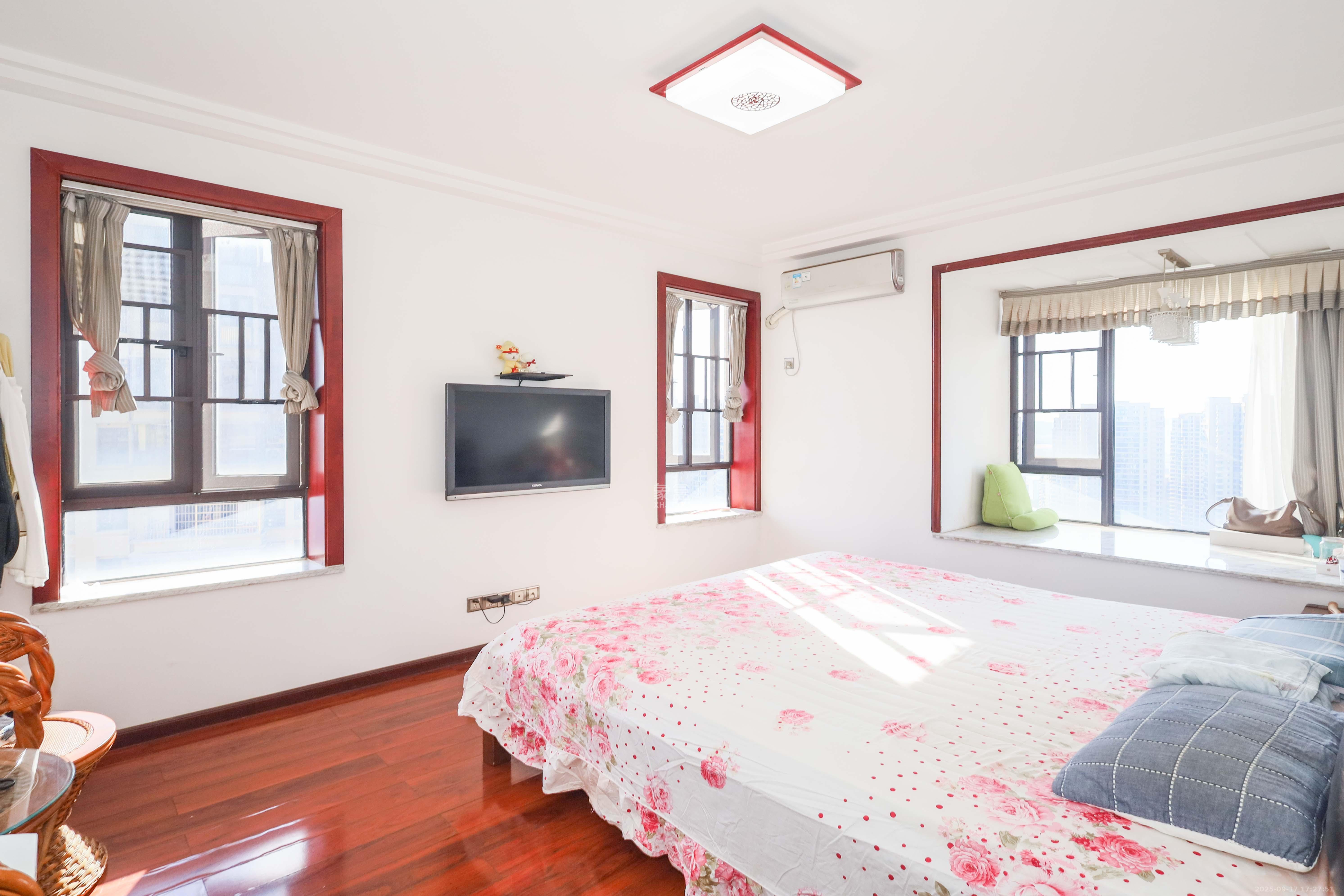 保利麓谷林语F区 4室2厅2卫 145.0万 保利麓谷林语F区 4室2厅2卫 145.0万卧室