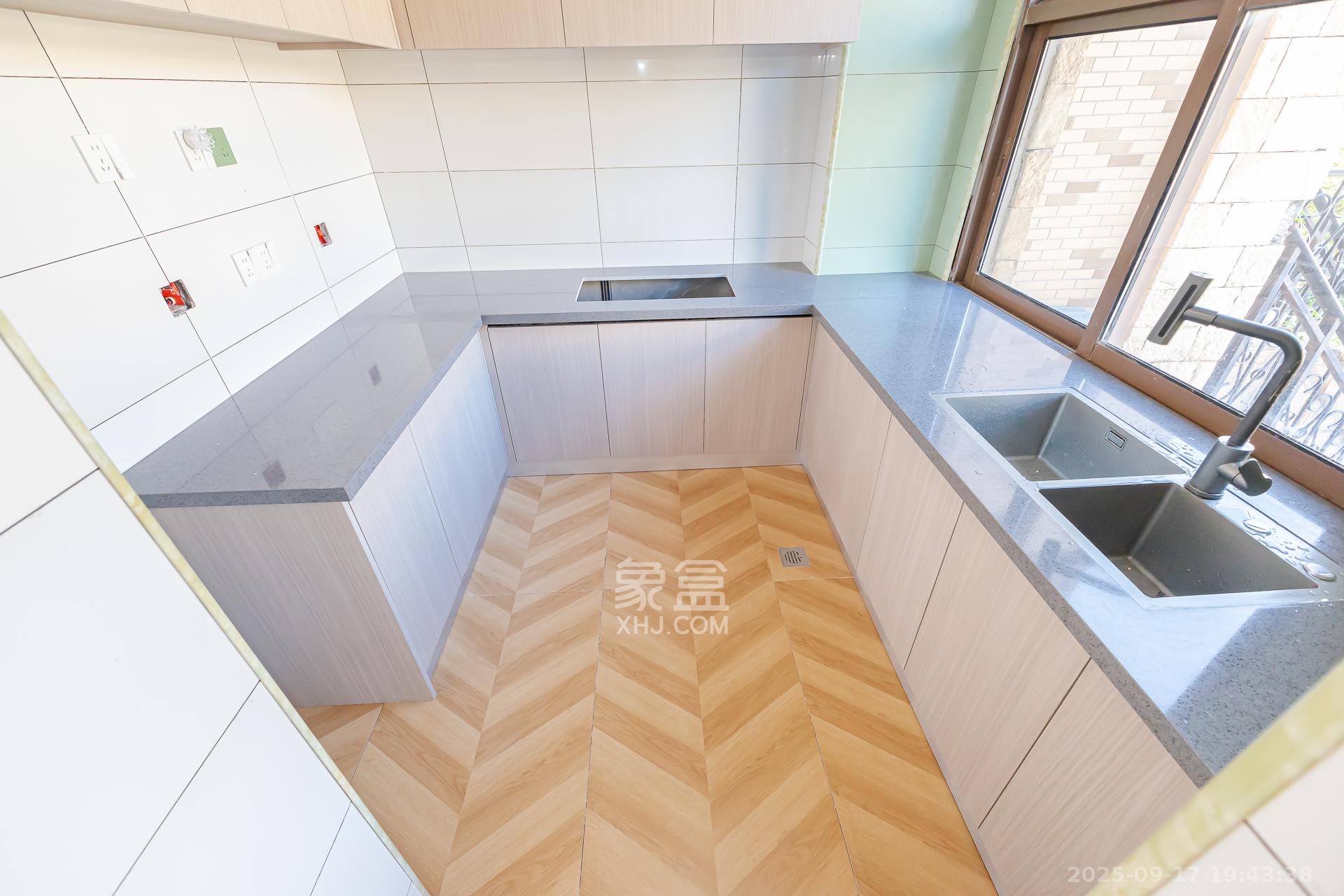 盈峰翠邸 4室2厅3卫 156.0万 盈峰翠邸 4室2厅3卫 156.0万厨房