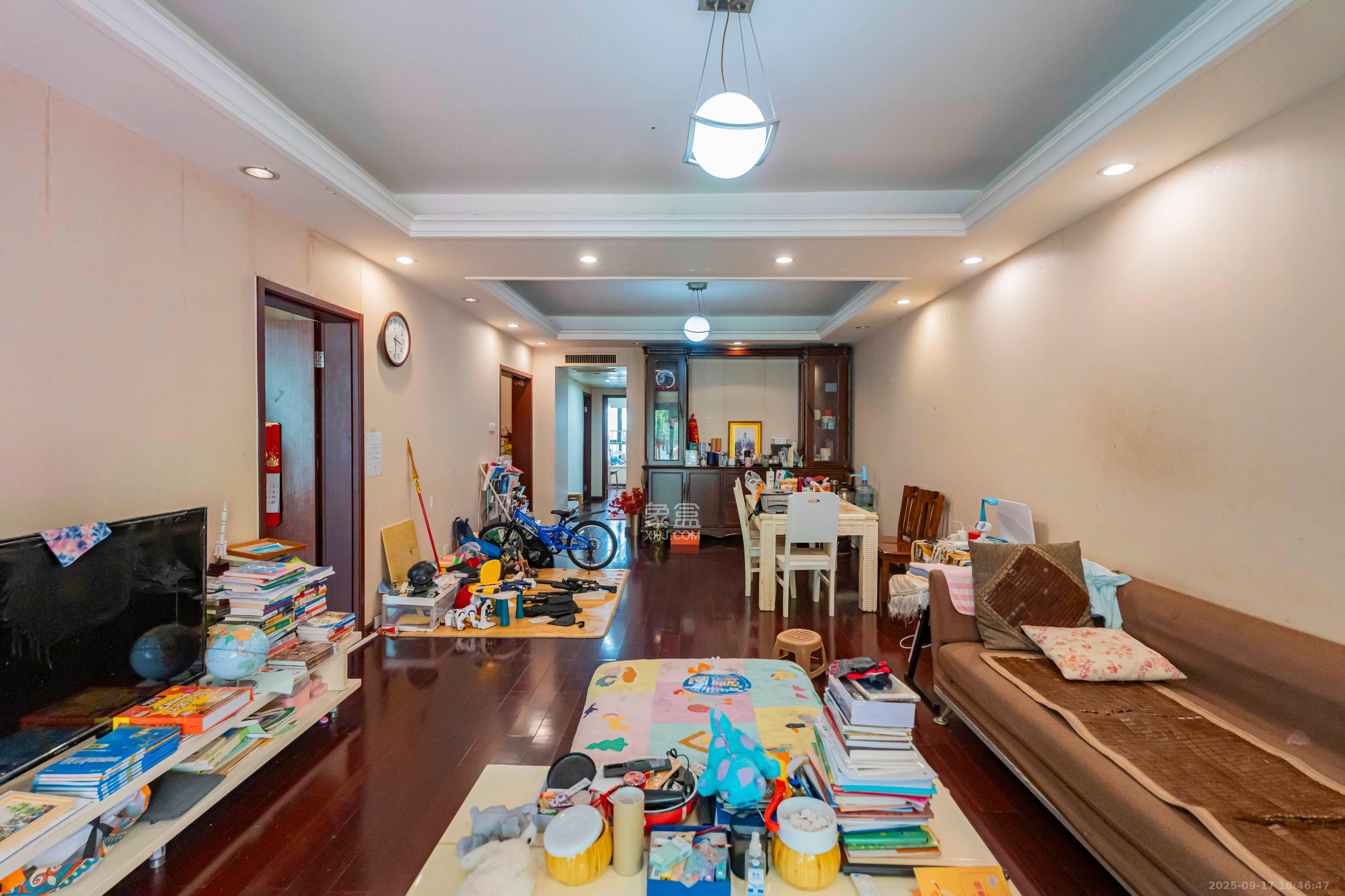 盛世美居荷园 3室2厅1卫 180.0万 盛世美居荷园 3室2厅1卫 180.0万客厅