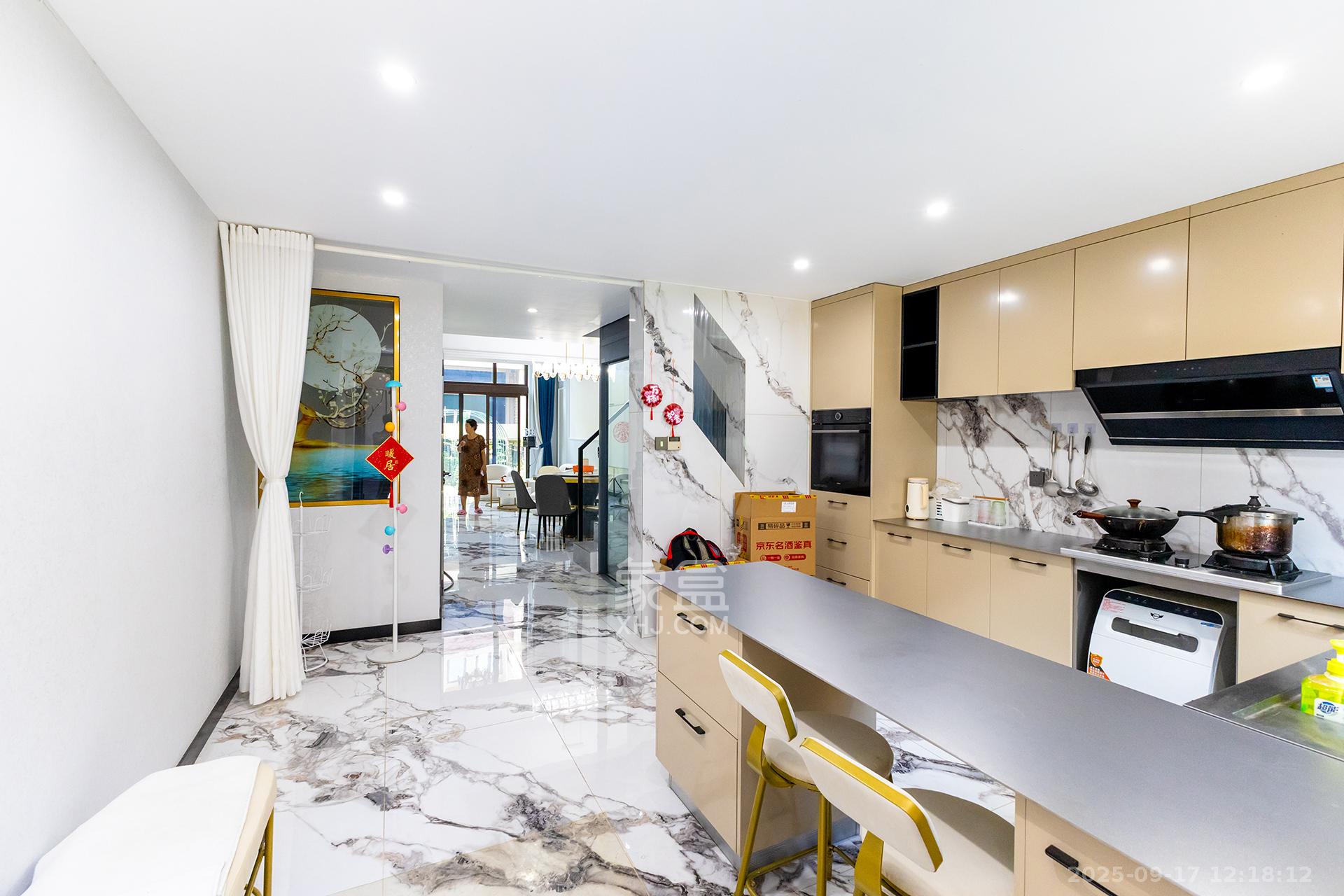 盈峰翠邸  5室2厅4卫    298.0万厨房