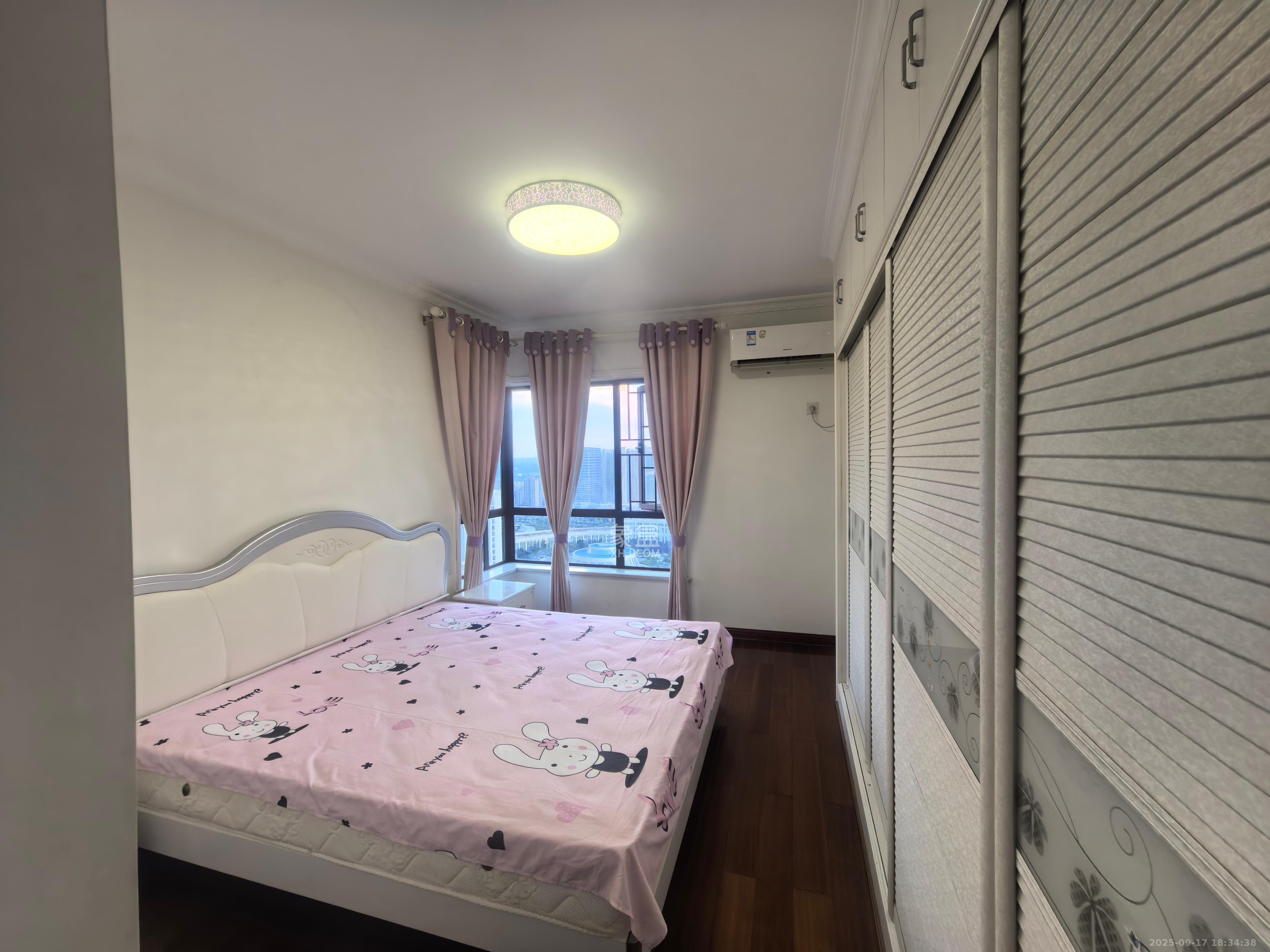 紫鑫御湖湾  3室2厅2卫   2400.00元/月室内图