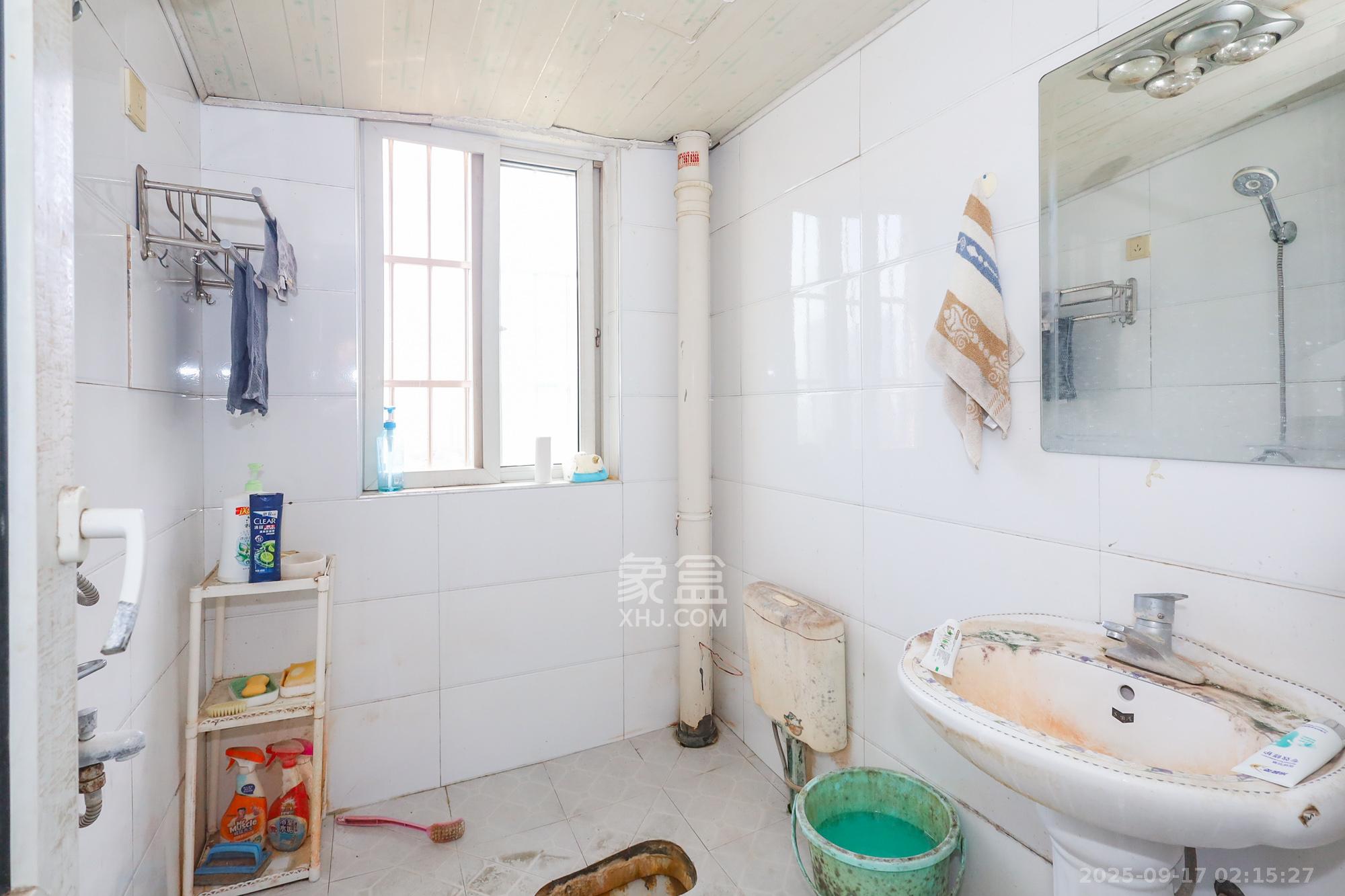 金麓西岸和苑 2室2厅1卫 63.3万 金麓西岸和苑 2室2厅1卫 63.3万卫生间