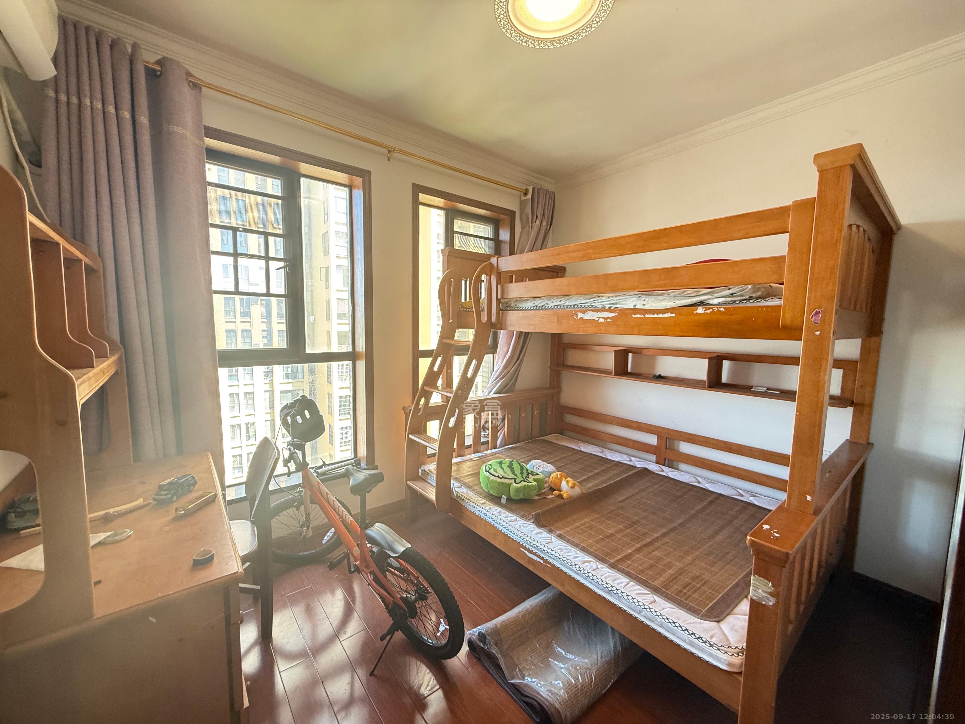 欧莱雅郡 4室2厅1卫 2800.0元/月 欧莱雅郡 4室2厅1卫 2800.0元/月室内图