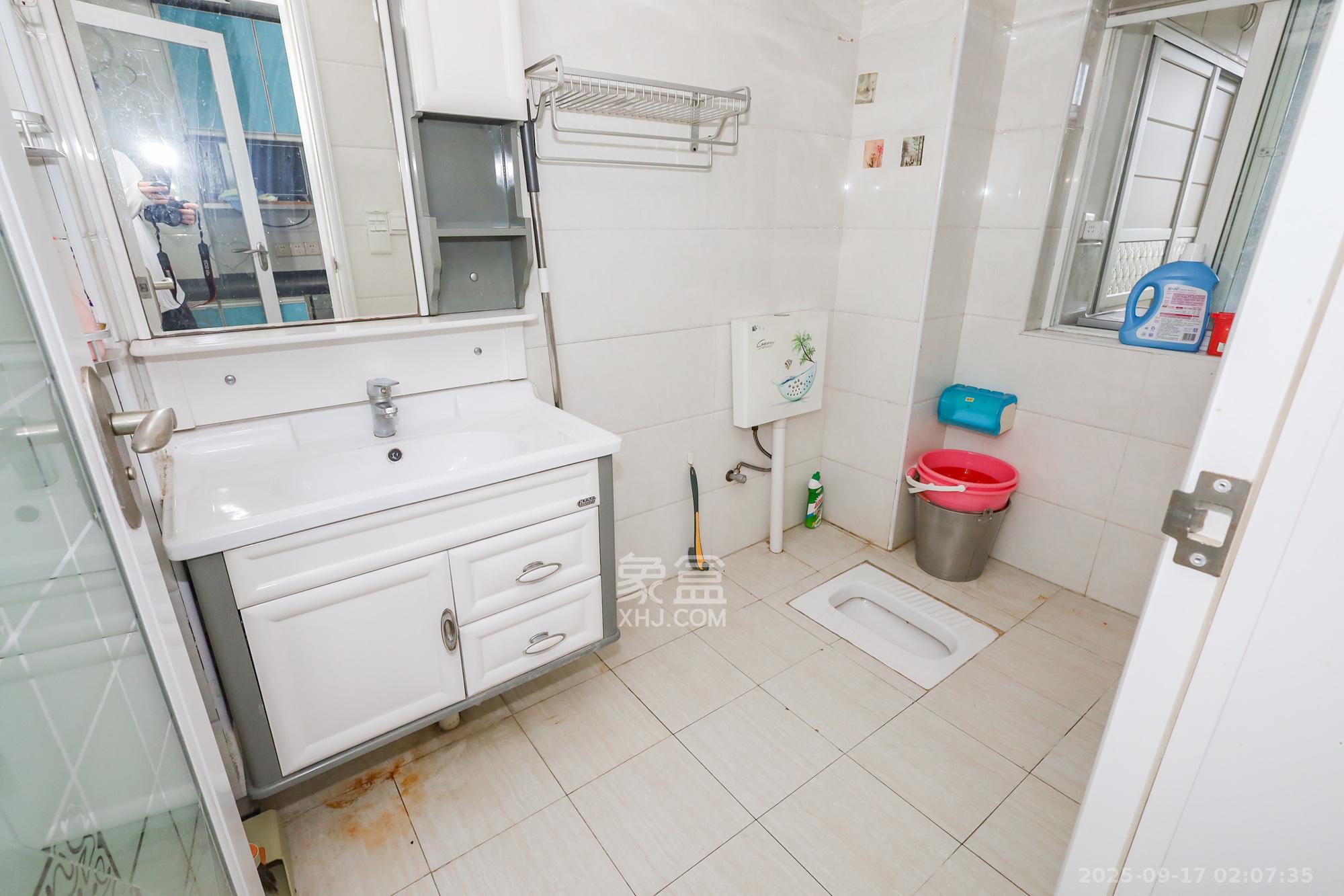 新诚小区 3室2厅1卫 70.0万 新诚小区 3室2厅1卫 70.0万卫生间