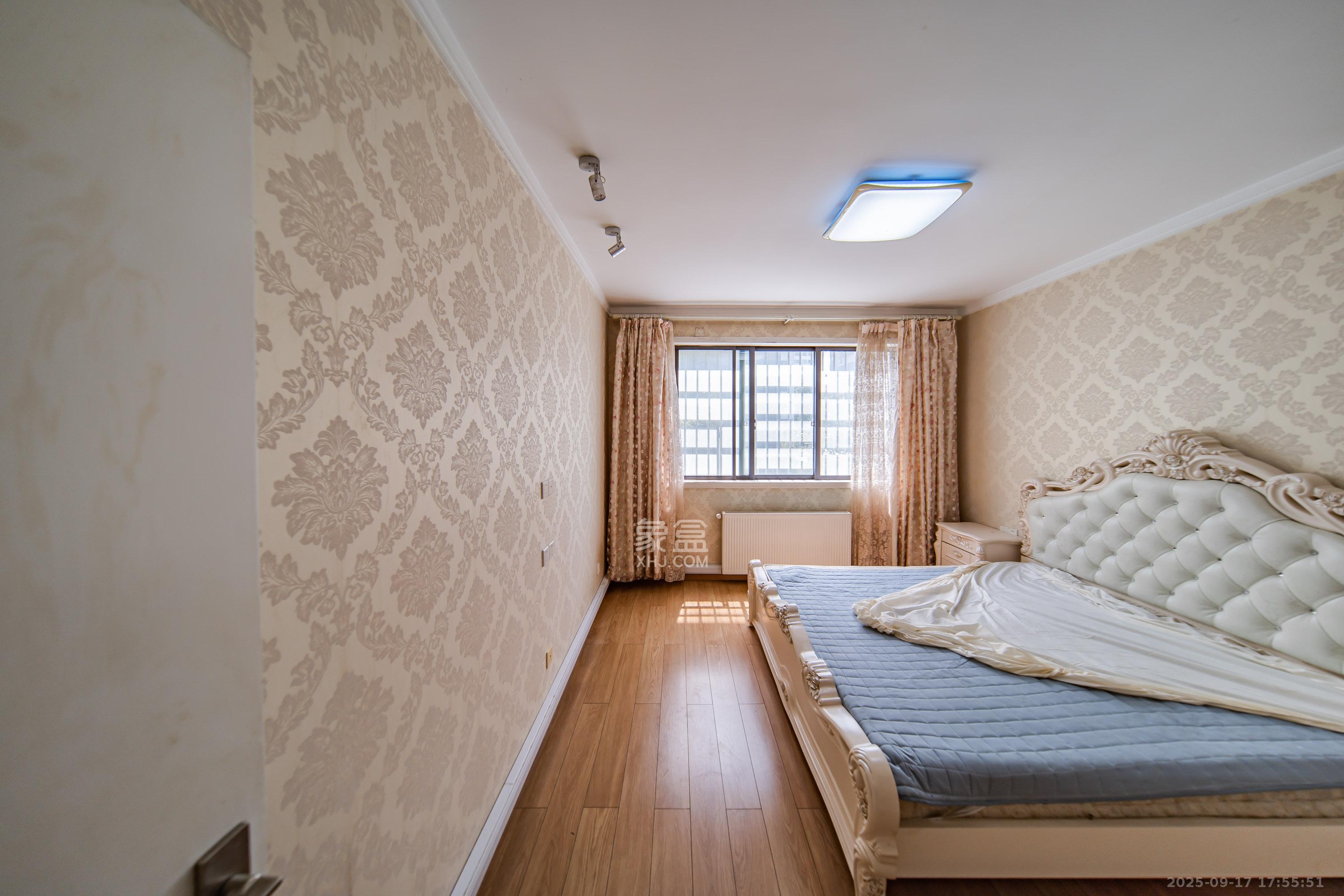 阳光100一期、四五期 3室2厅1卫 85.0万 阳光100一期、四五期 3室2厅1卫 85.0万卧室