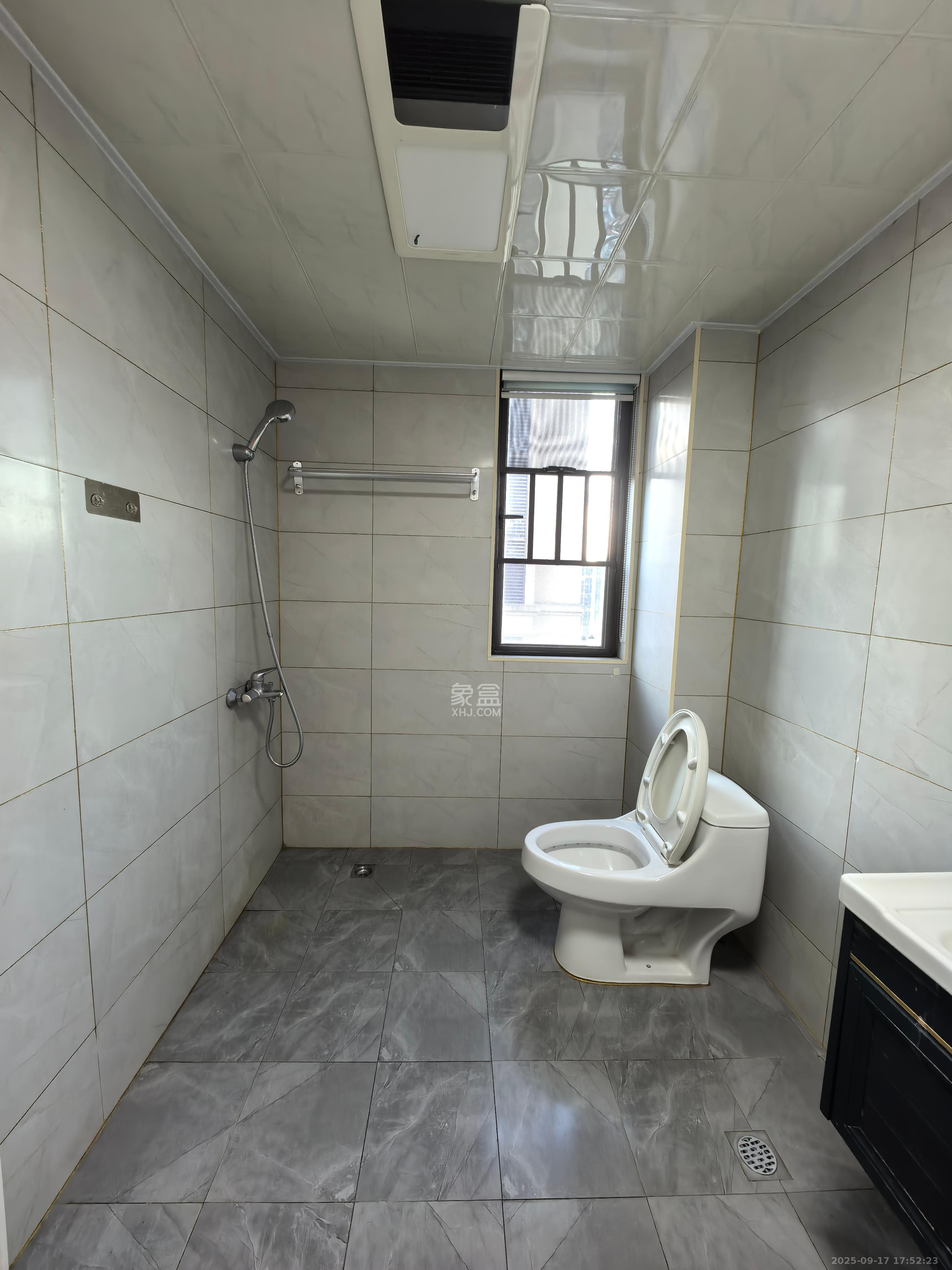 华润置地广场二期 3室2厅2卫 2400.0元/月 华润置地广场二期 3室2厅2卫 2400.0元/月室内图