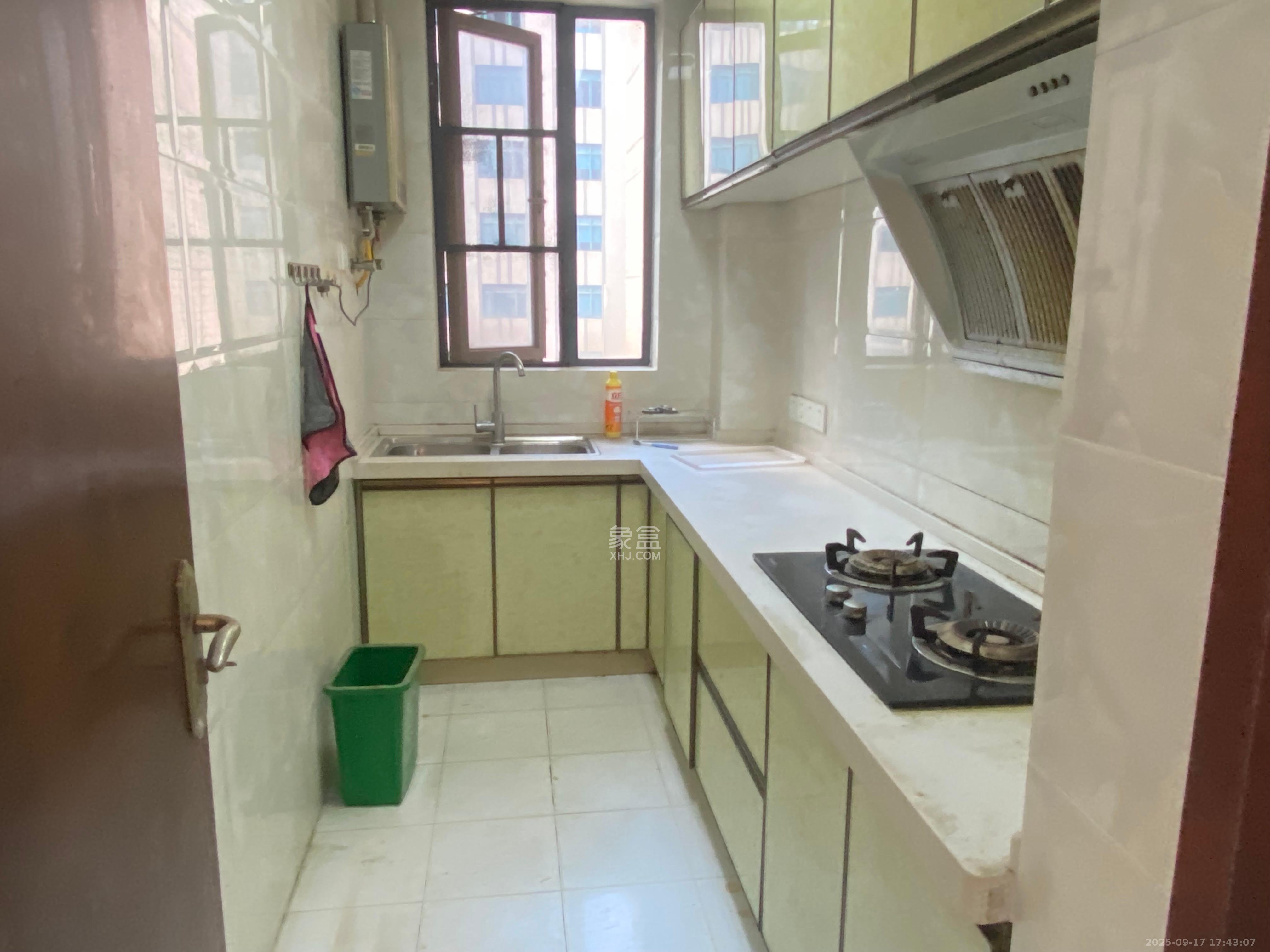 荣盛花语馨苑  3室2厅1卫    2350.0元/月室内图