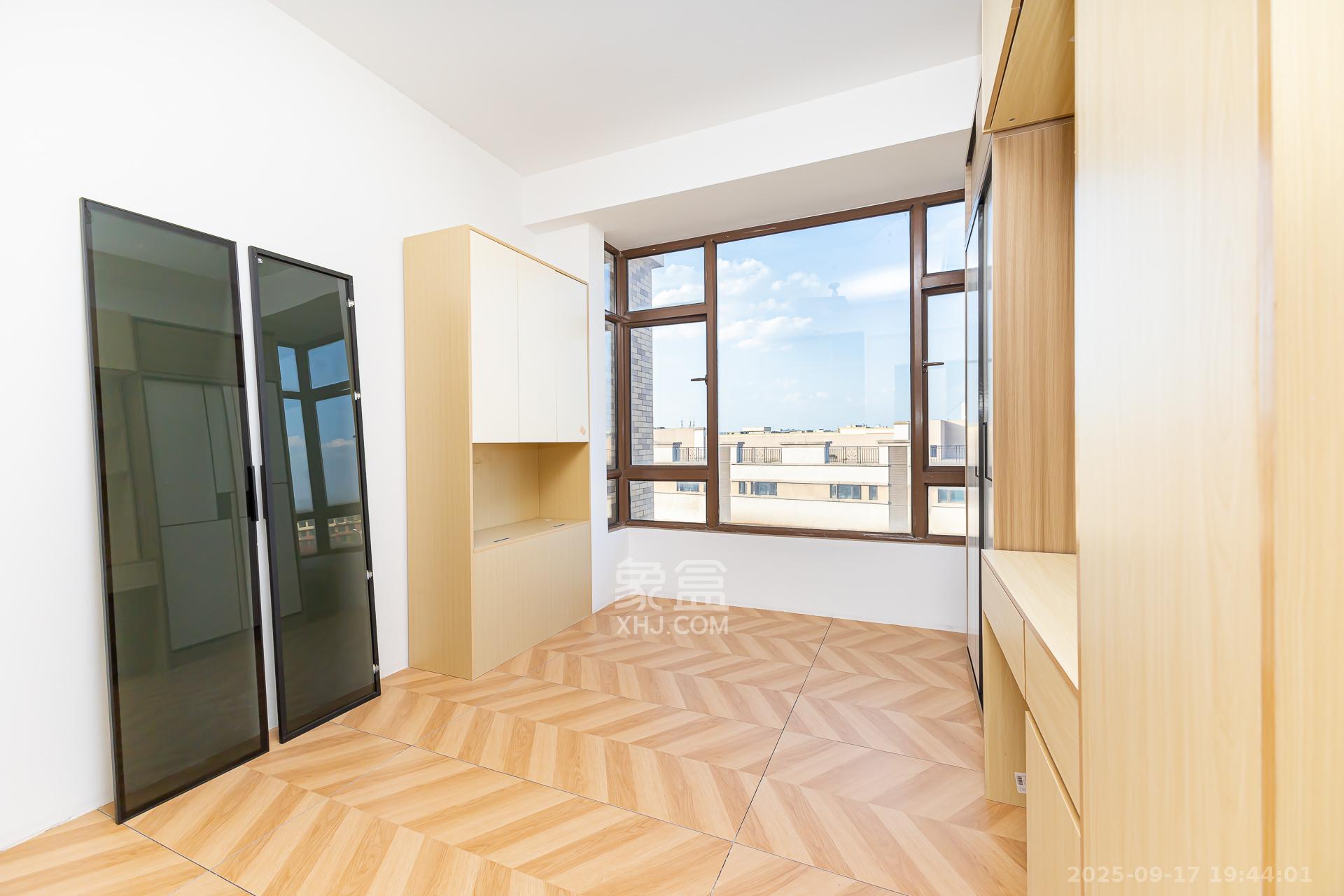 盈峰翠邸 4室2厅3卫 156.0万 盈峰翠邸 4室2厅3卫 156.0万卧室