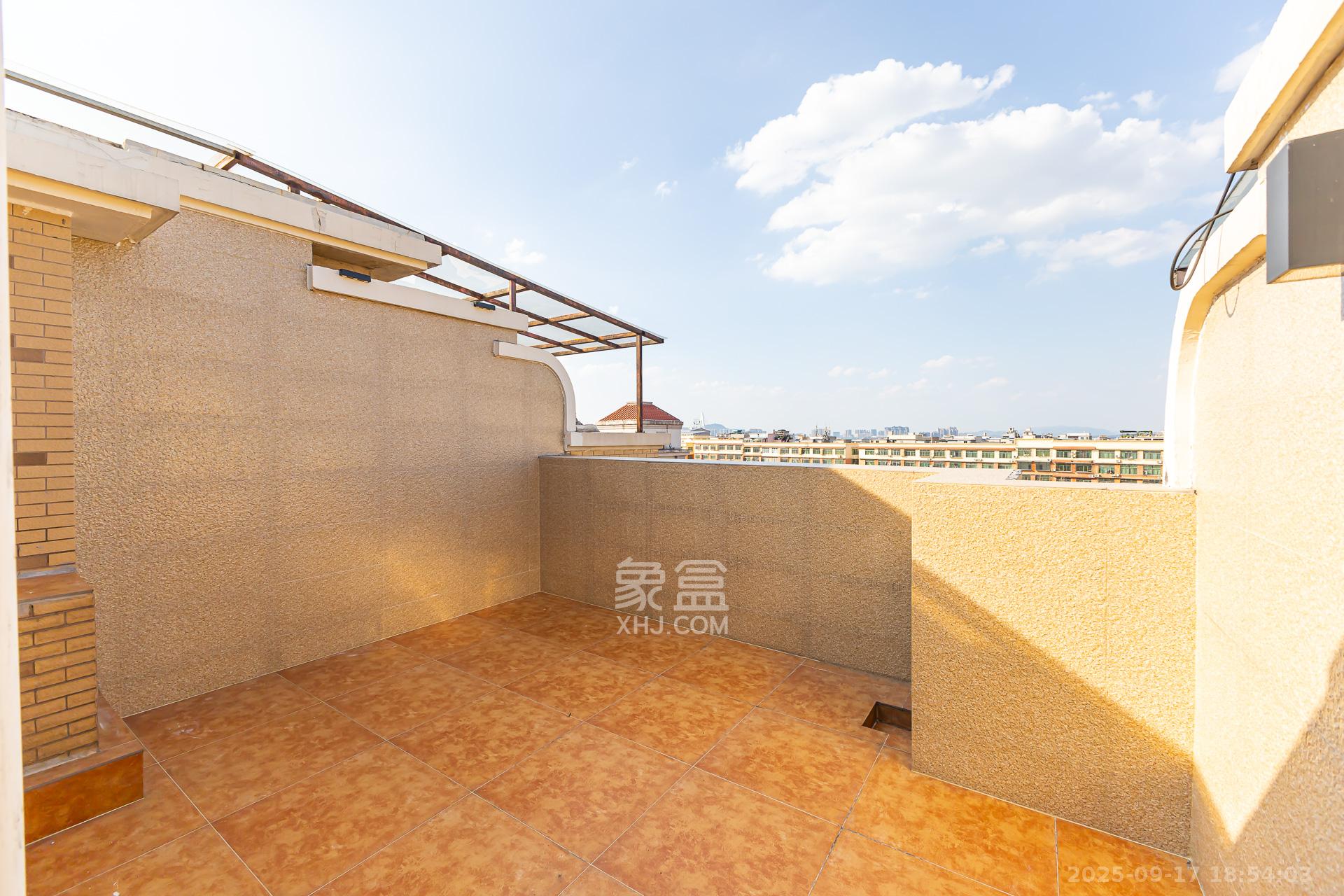 盈峰翠邸  3室2厅3卫    260.0万阳台