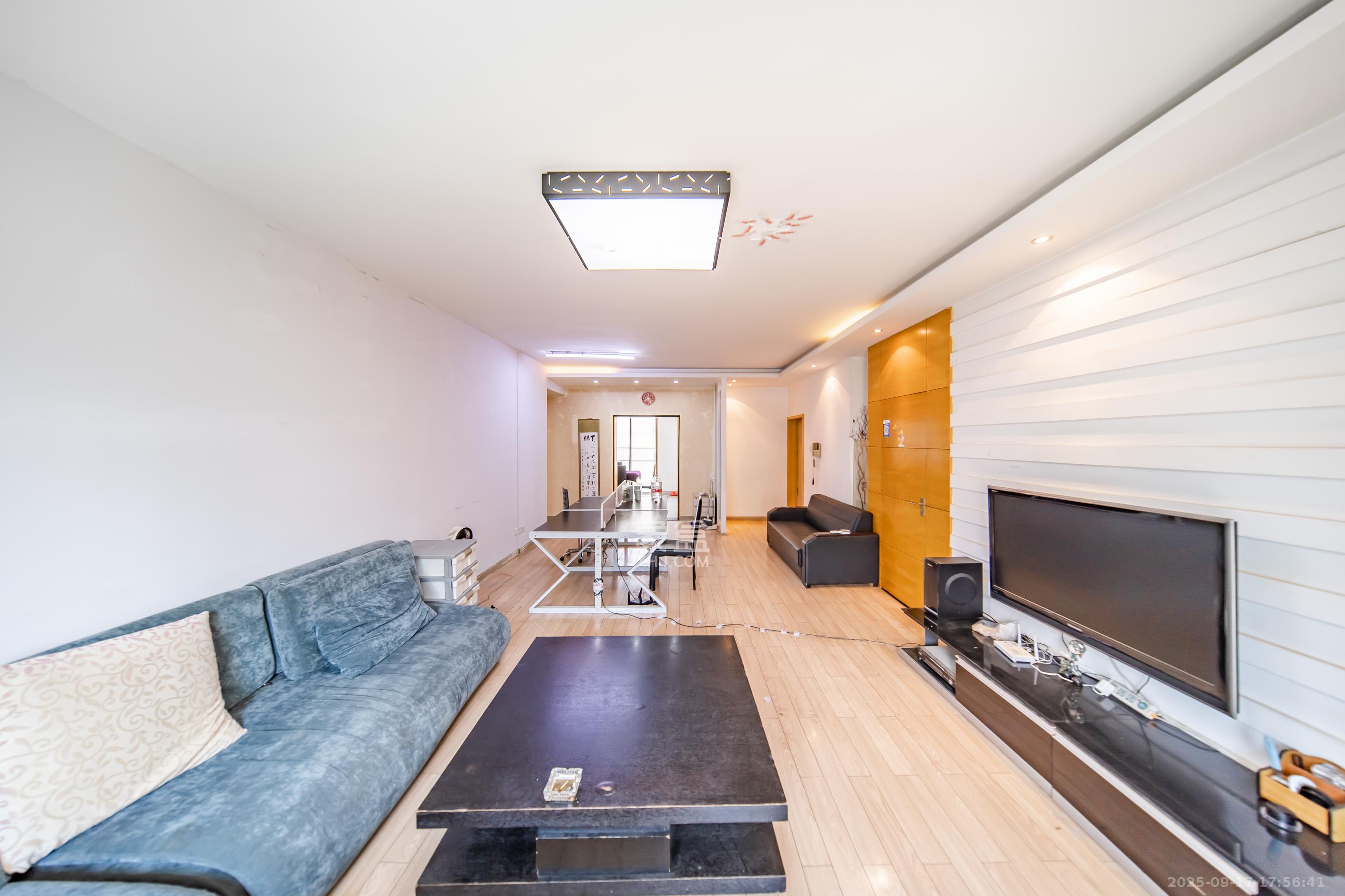 阳光100二期 4室2厅2卫 117.6万 阳光100二期 4室2厅2卫 117.6万客厅