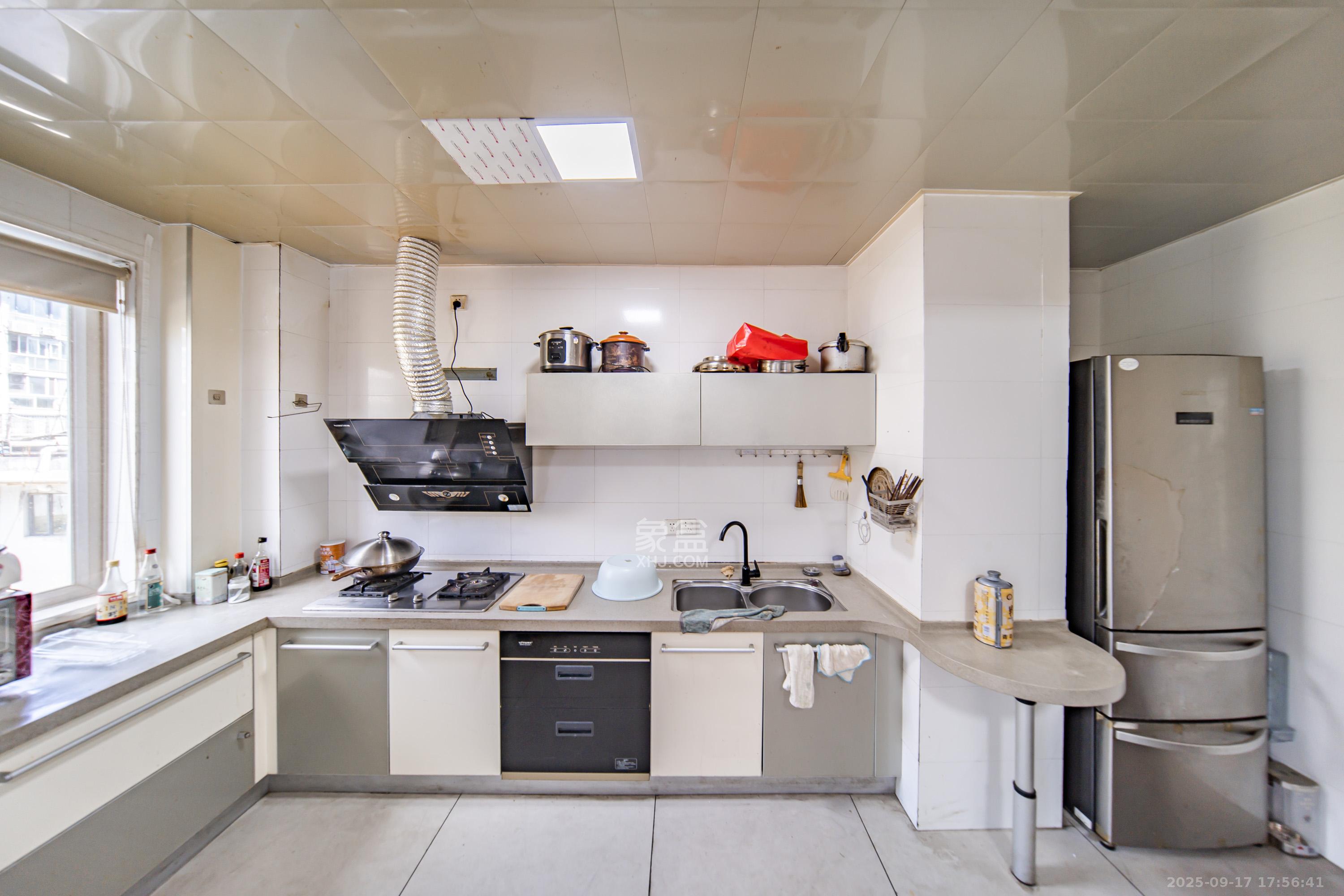 阳光100二期 4室2厅2卫 117.6万 阳光100二期 4室2厅2卫 117.6万厨房