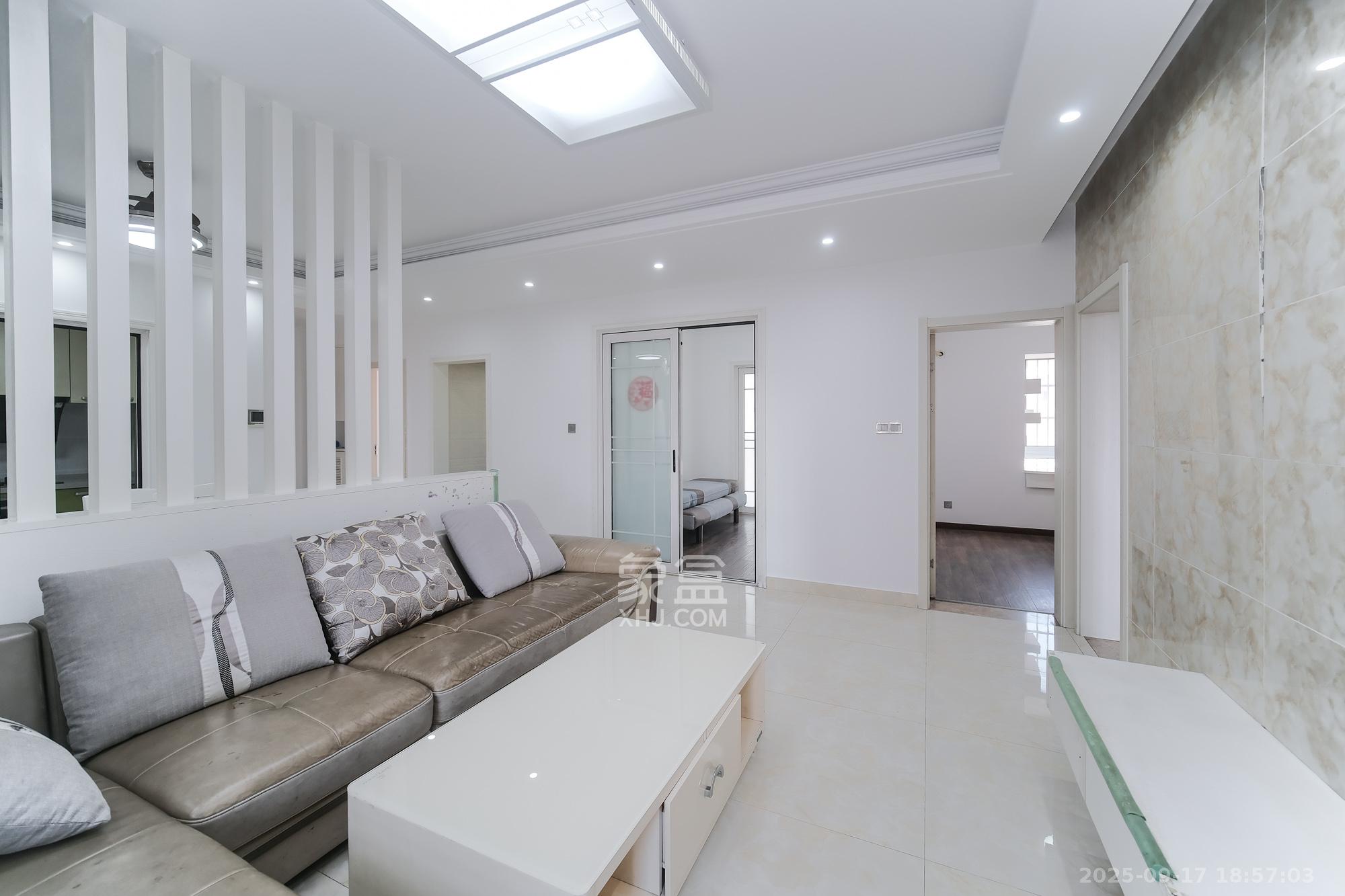 山水湾  4室2厅2卫    71.0万客厅