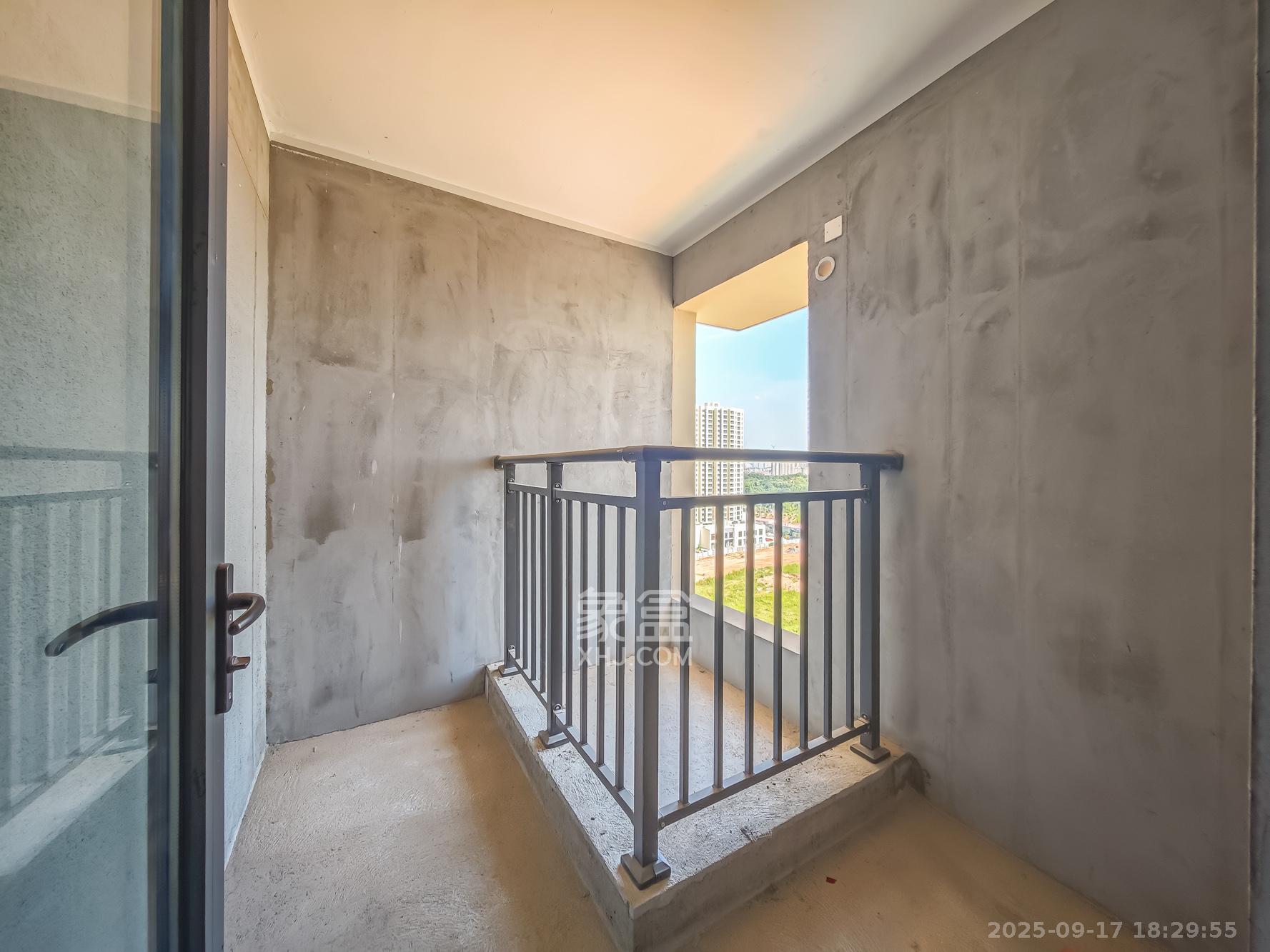 长沙北中心保利时代G区 3室2厅2卫 100.0万 长沙北中心保利时代G区 3室2厅2卫 100.0万阳台