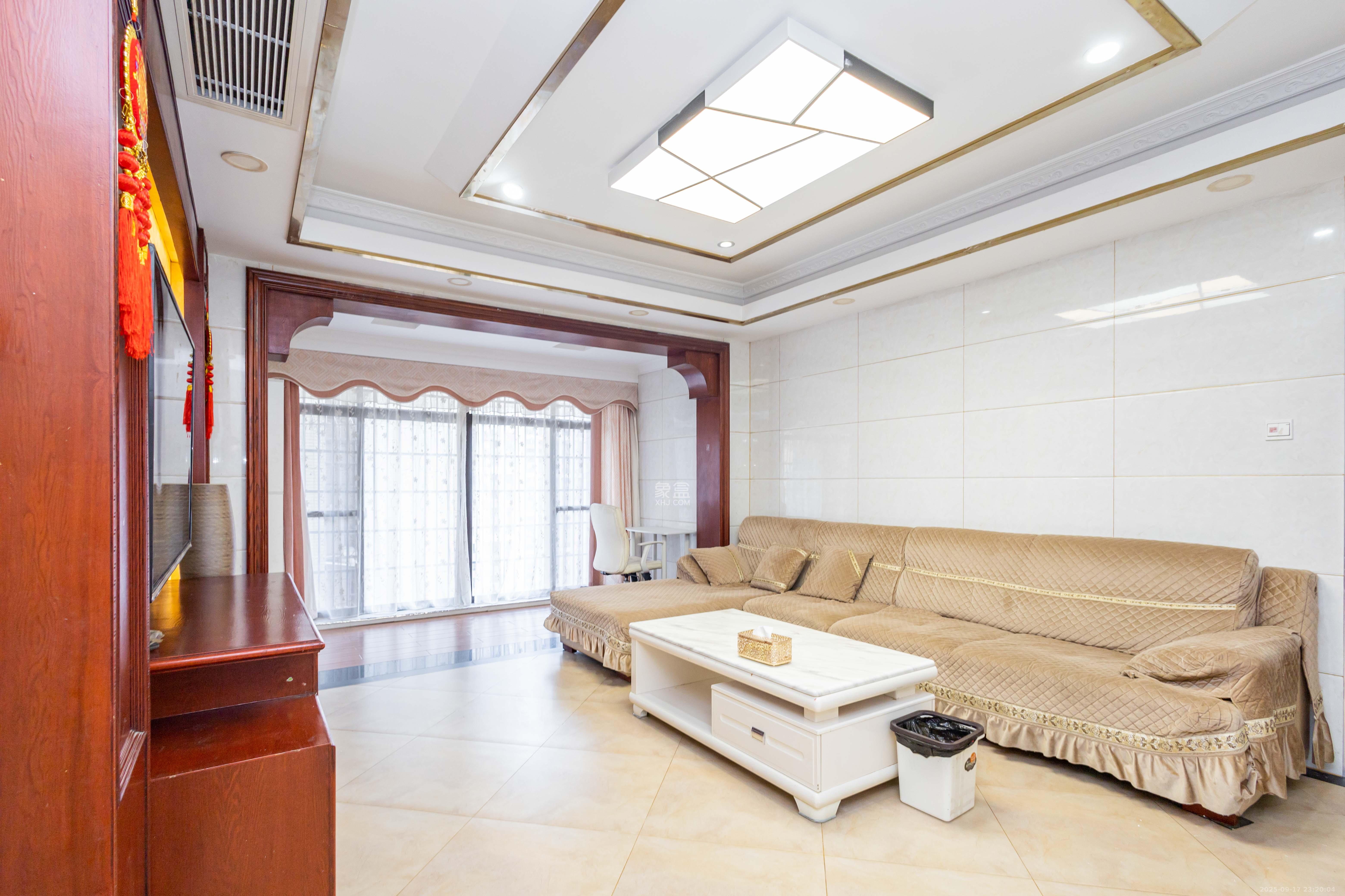 盛隆佳园 4室2厅2卫 126.0万 盛隆佳园 4室2厅2卫 126.0万客厅