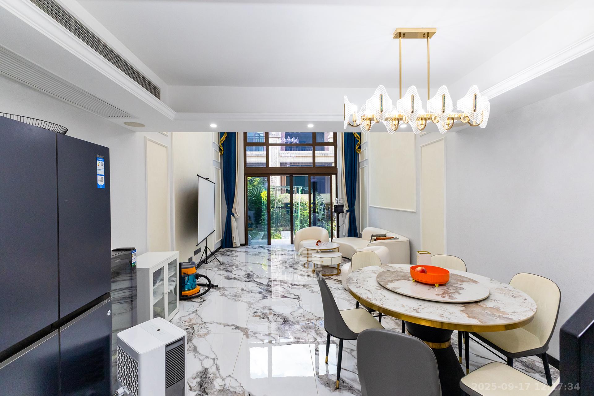 盈峰翠邸  5室2厅4卫    298.0万客厅