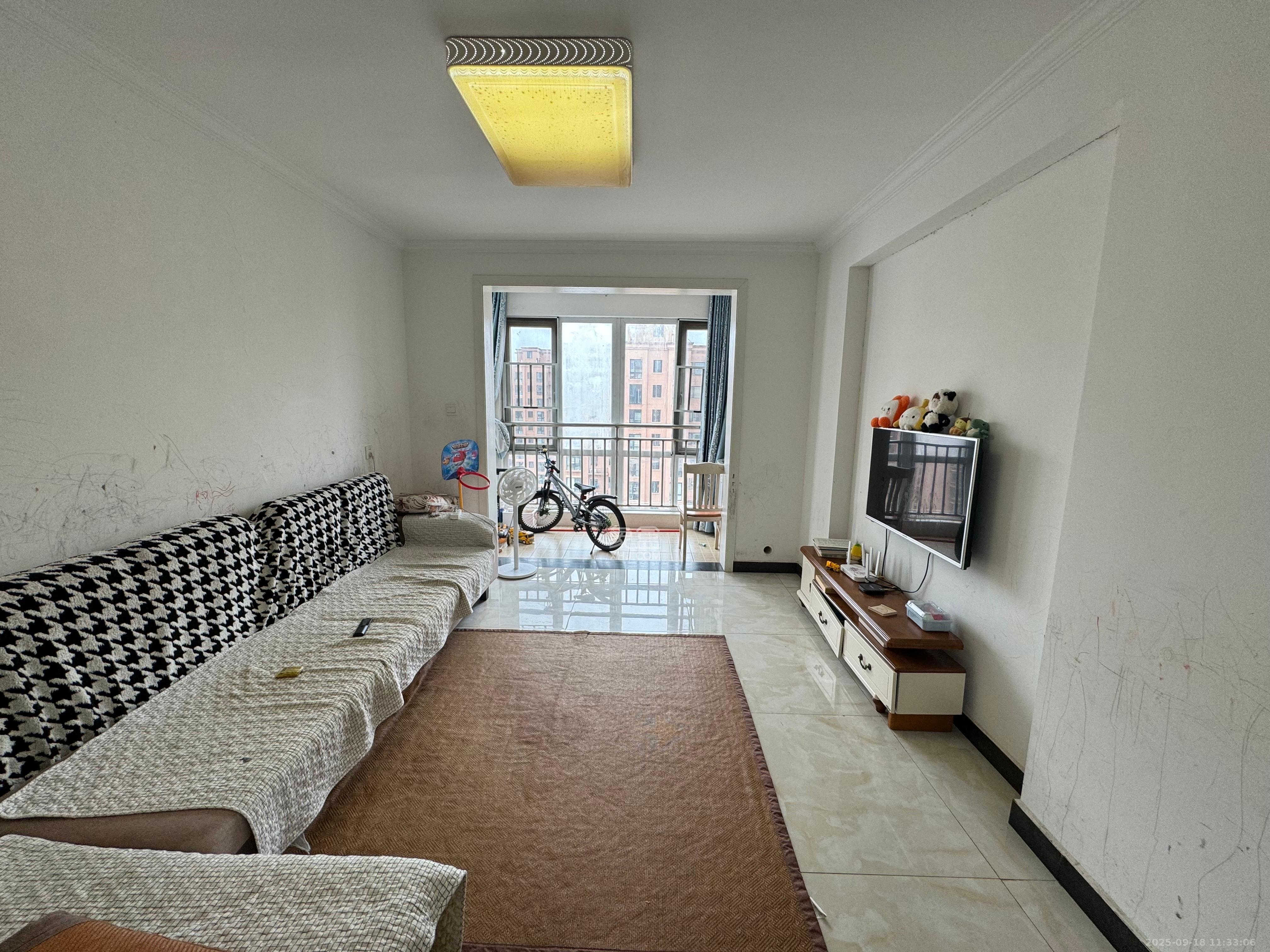 丽发新城 2室2厅1卫 1600.0元/月 丽发新城 2室2厅1卫 1600.0元/月室内图