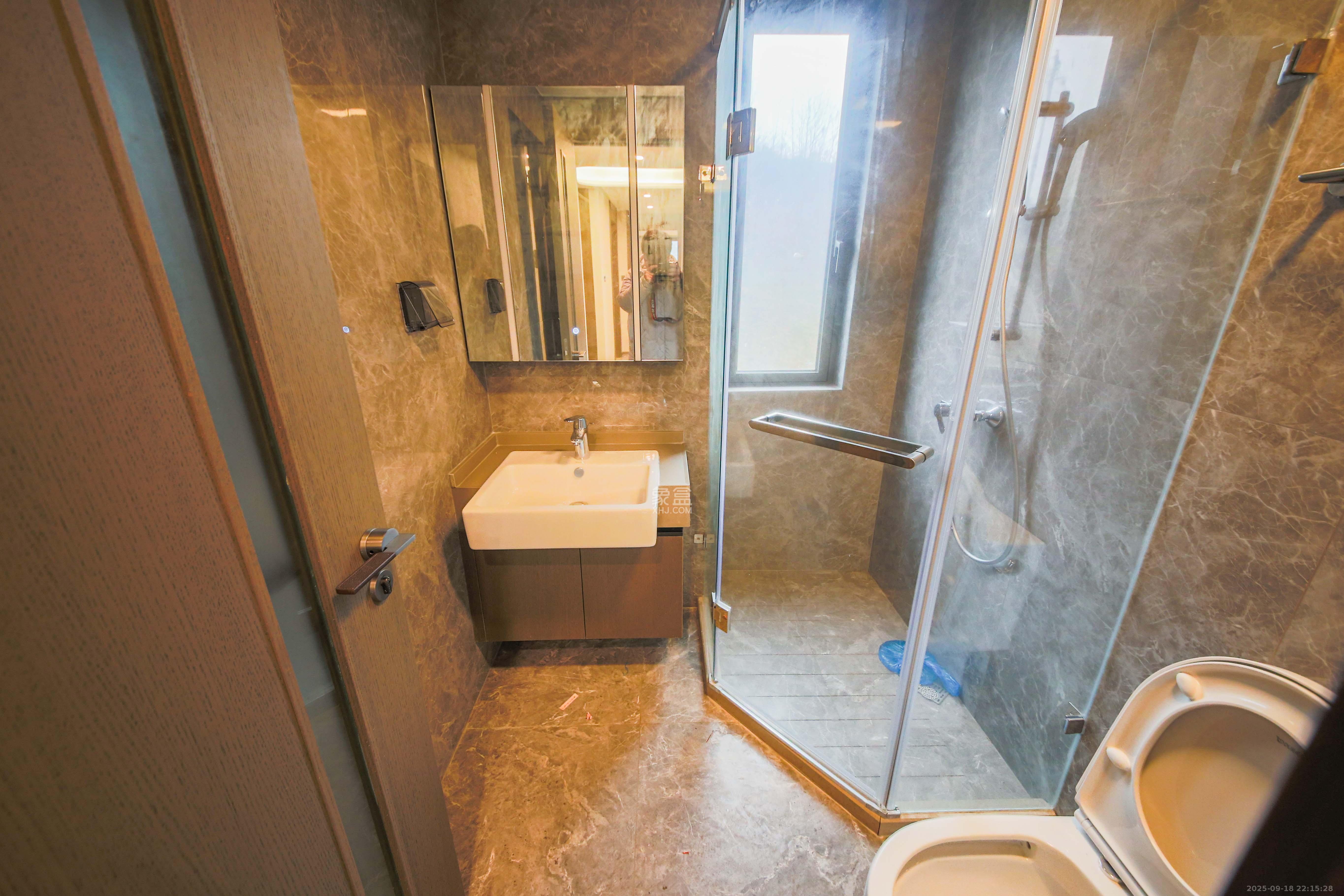 龙湖春江天曜二期  4室2厅2卫    355.0万 龙湖春江天曜二期  4室2厅2卫    355.0万卫生间